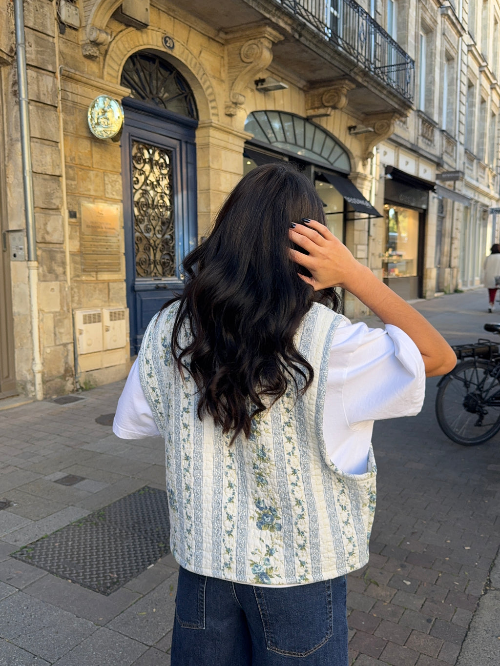 Veste sans manches upcyclée matelassée blanche à motifs bleus