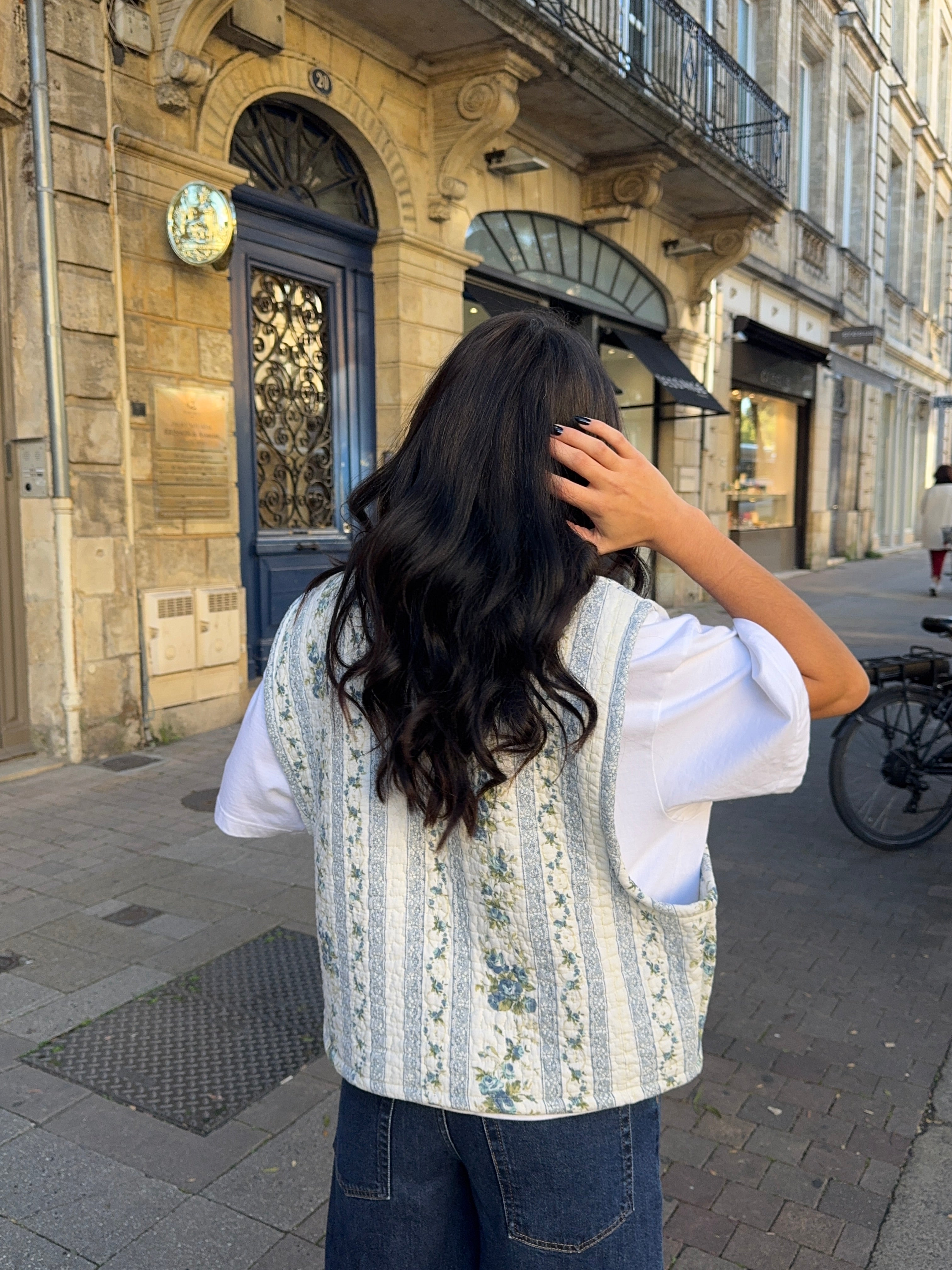 Veste sans manches upcyclée matelassée blanche à motifs bleus