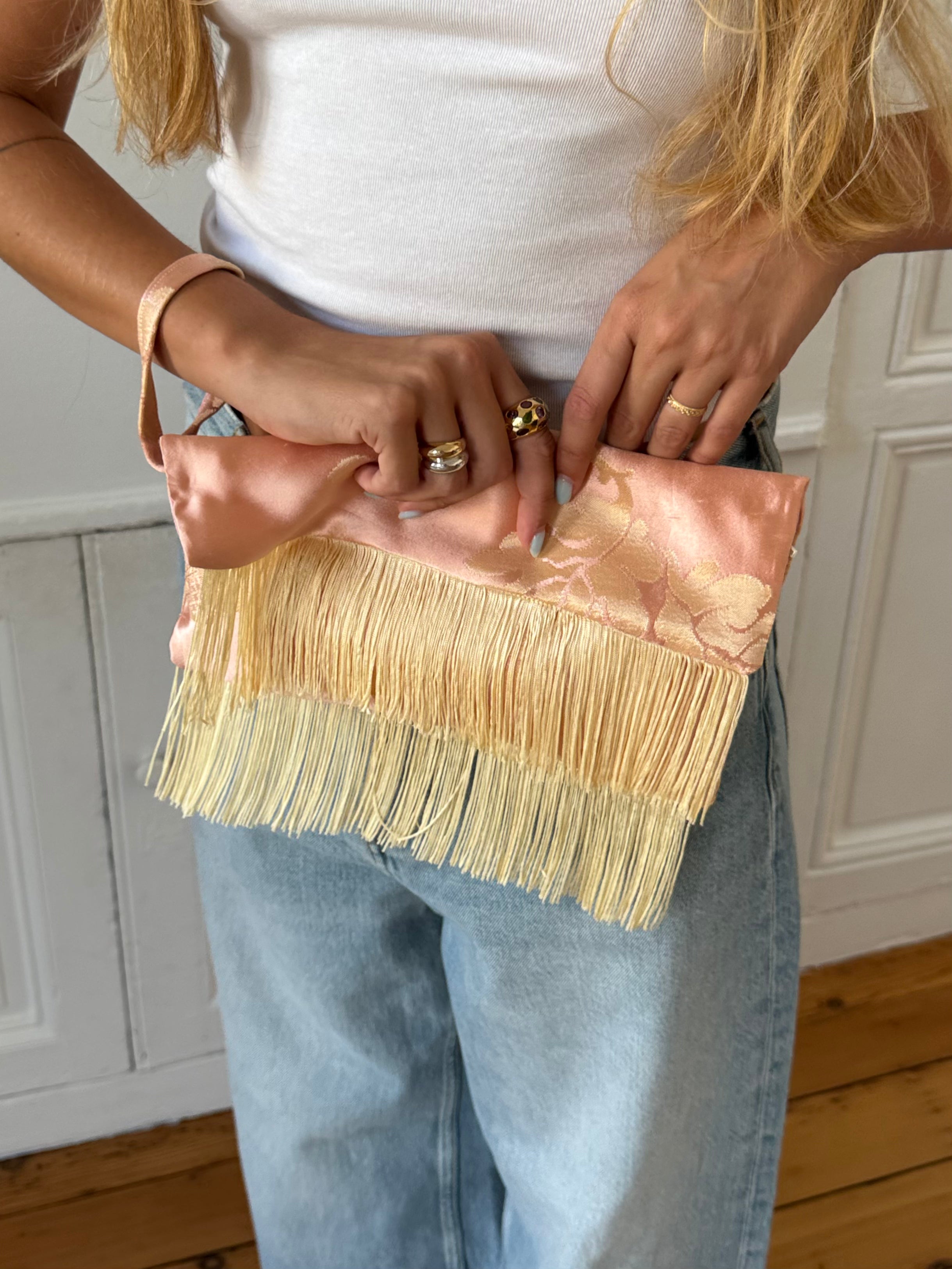 Pochette upcyclée satinée rose et franges