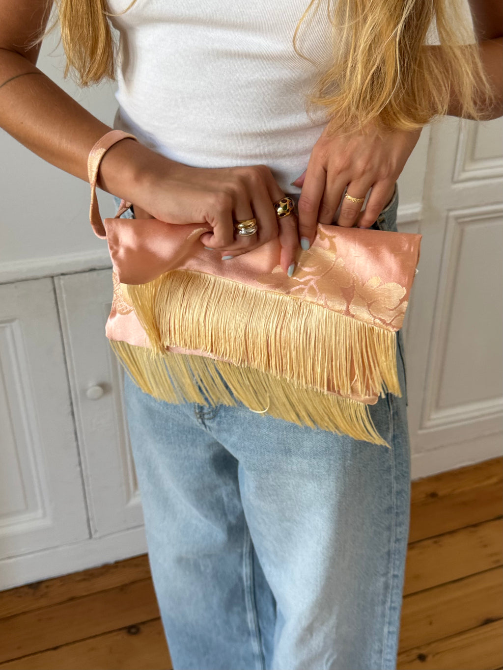 Pochette upcyclée satinée rose et franges