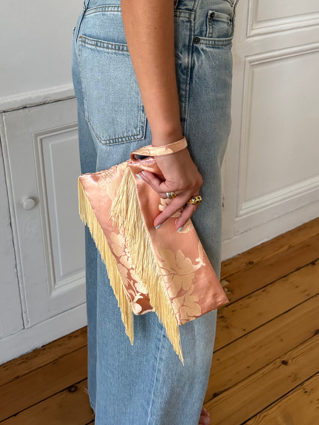 Pochette upcyclée satinée rose et franges