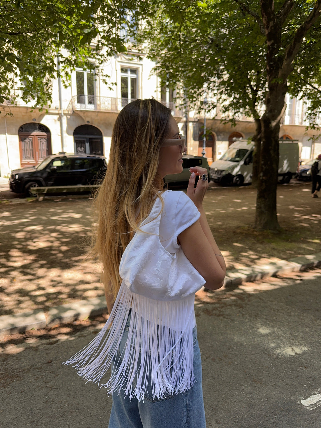 Sac upcyclé satiné blanc à motifs et franges vintage - petit