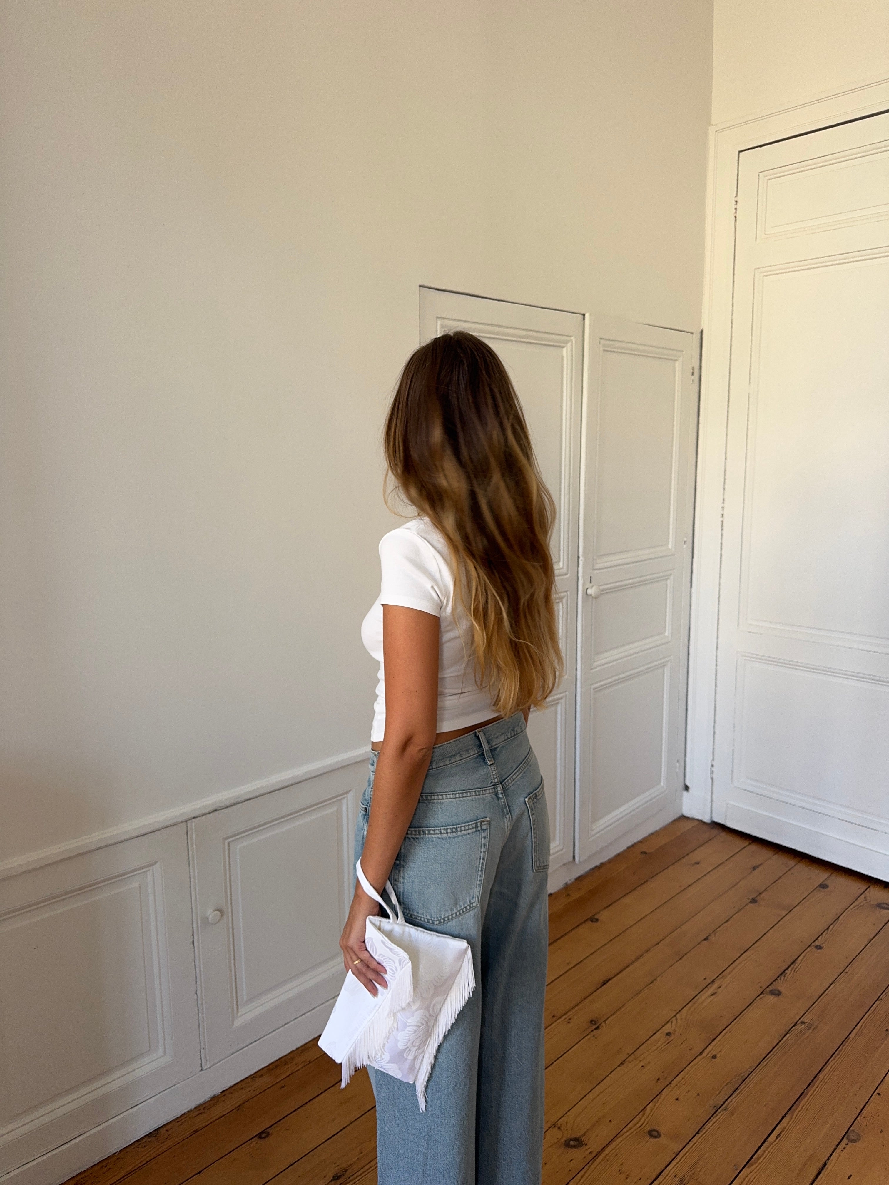 Pochette upcyclée satinée blanche et franges