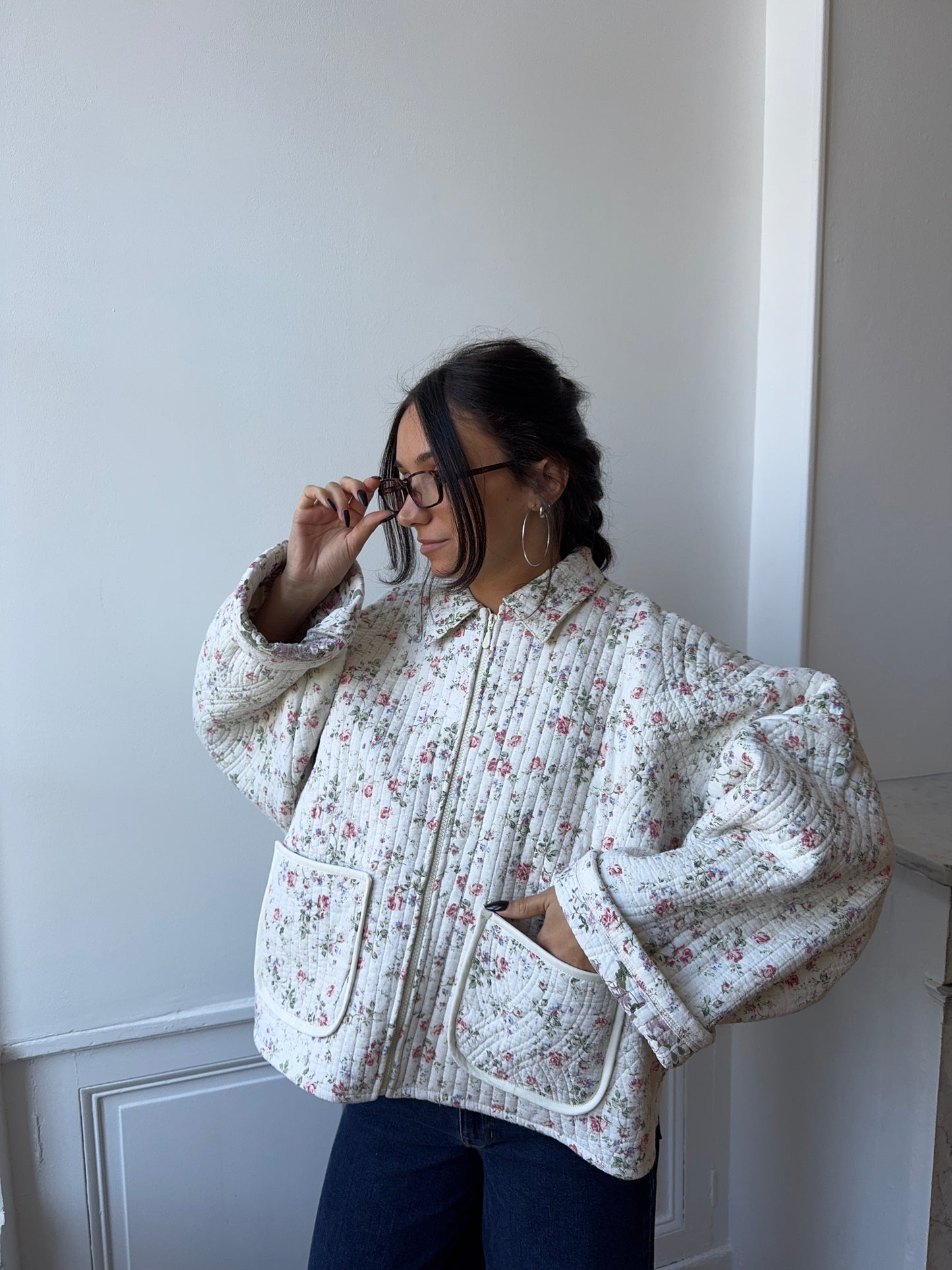 Veste upcyclée matelassée blanche à fleurs