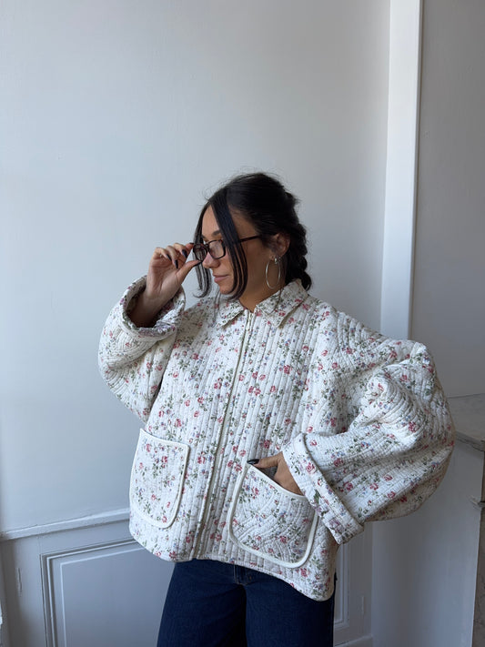 Veste upcyclée matelassée blanche à fleurs