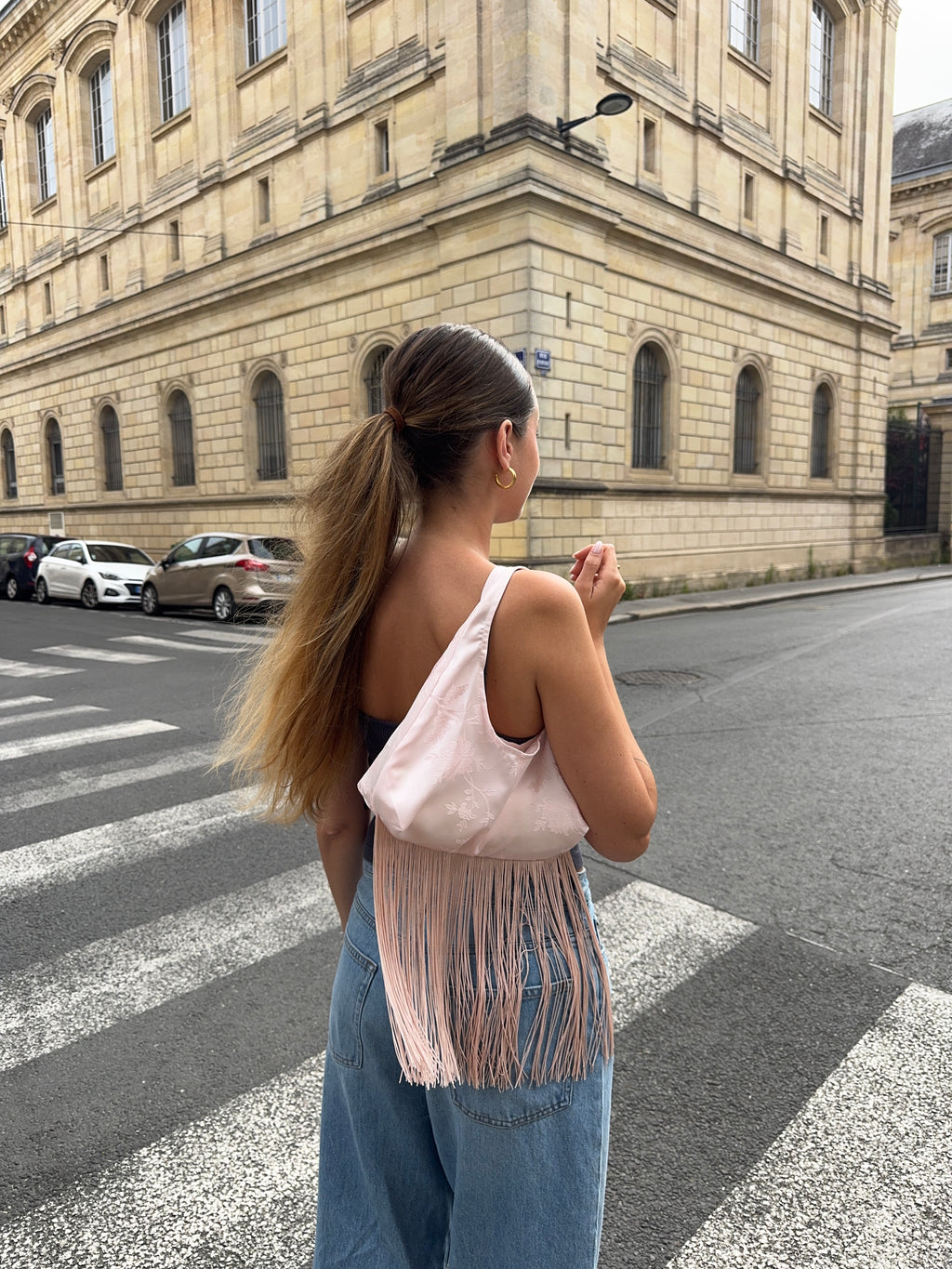 Sac upcyclé satiné rose pâle à motifs et franges vintage - petit