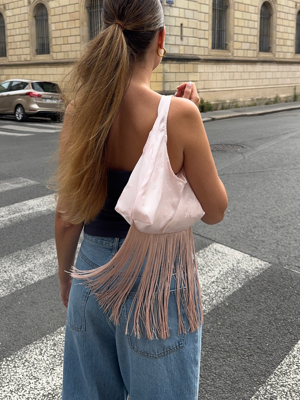 Sac upcyclé satiné rose pâle à motifs et franges vintage - petit