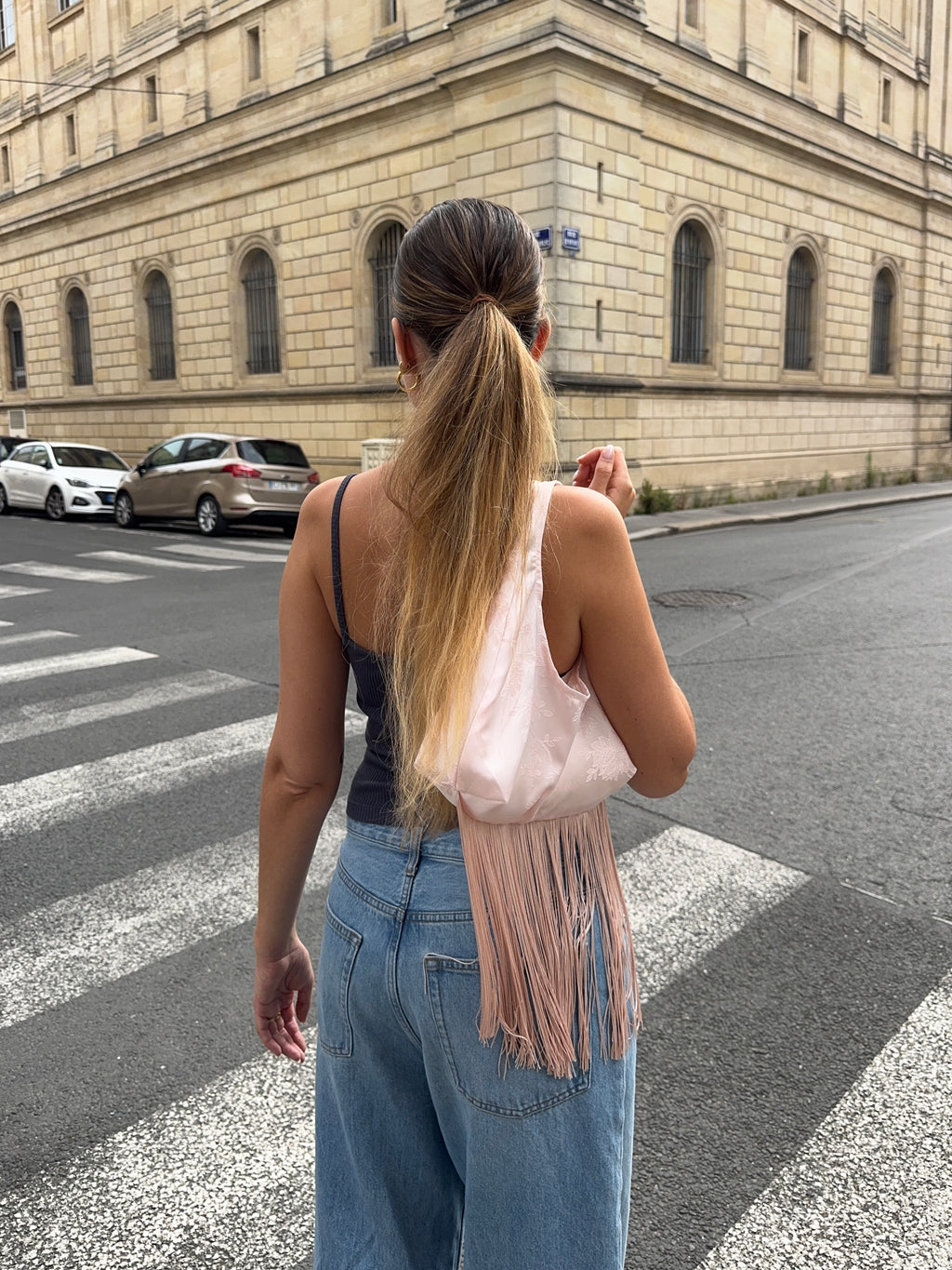 Sac upcyclé satiné rose pâle à motifs et franges vintage - petit