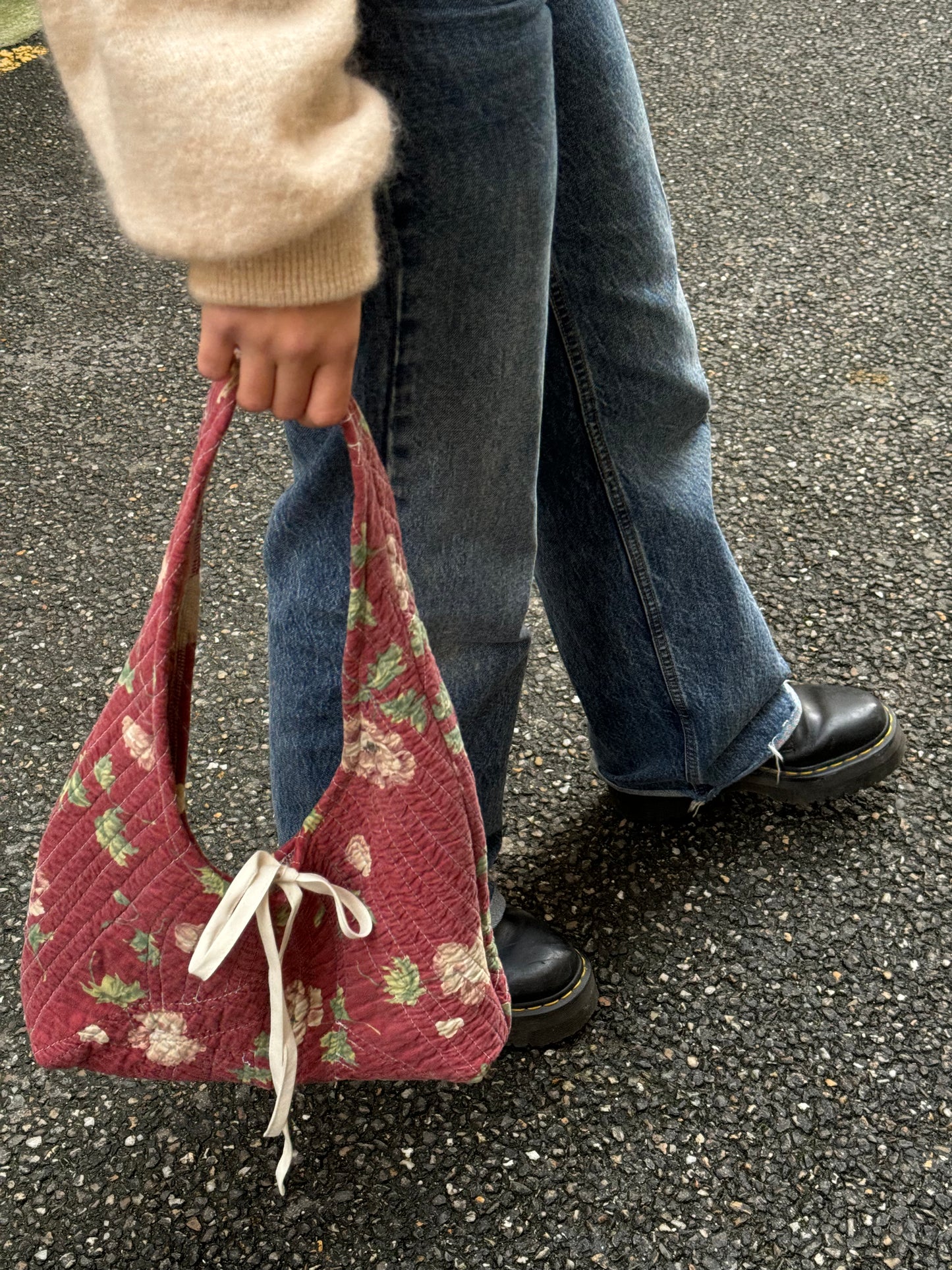 Sac upcyclé matelassé bordeaux fleuri