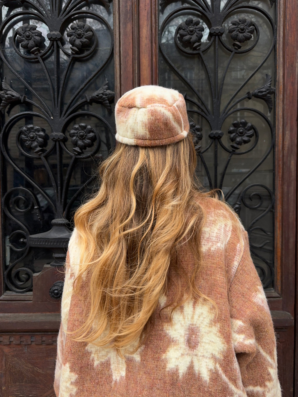 Chapeau upcyclé laine marron et crème à motifs vintage