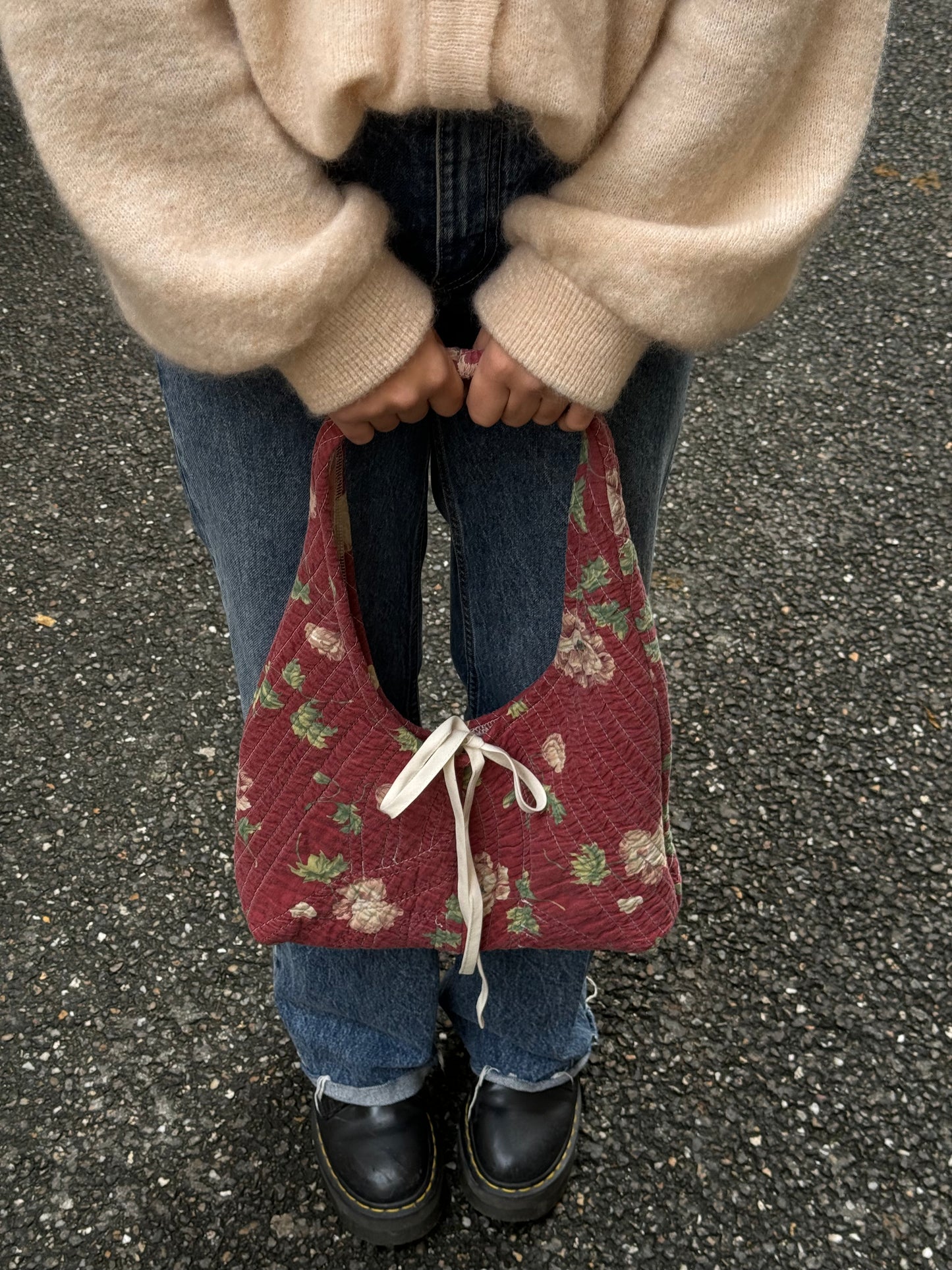 Sac upcyclé matelassé bordeaux fleuri