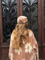 Chapeau upcyclé laine marron et crème à motifs vintage