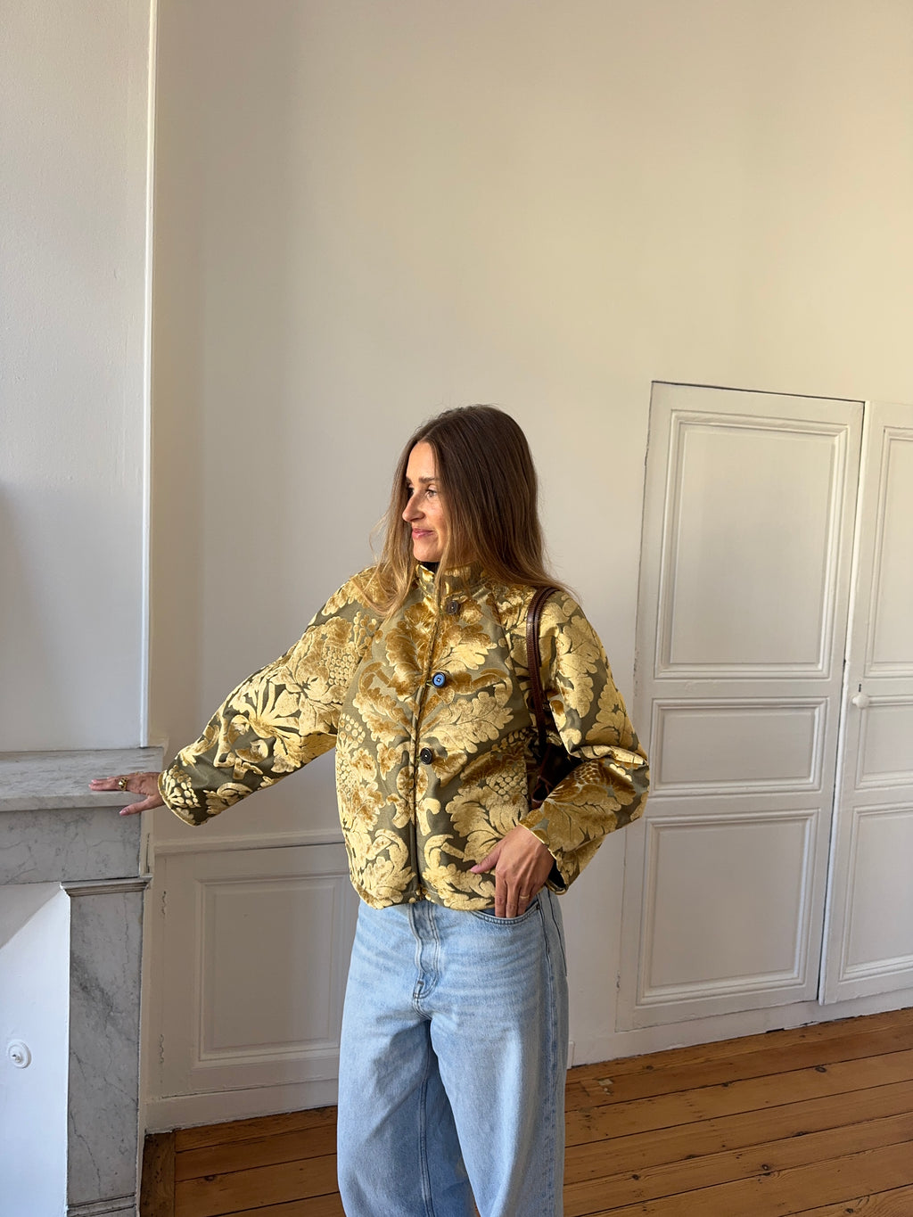 Veste upcyclée à motifs dorés - T1