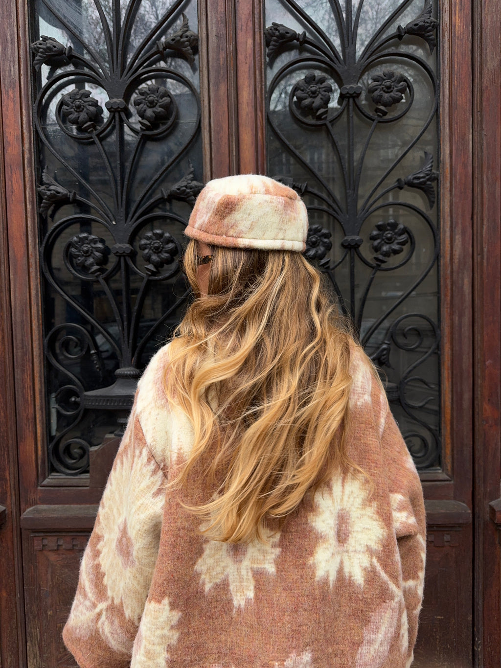 Chapeau upcyclé laine marron et crème à motifs vintage