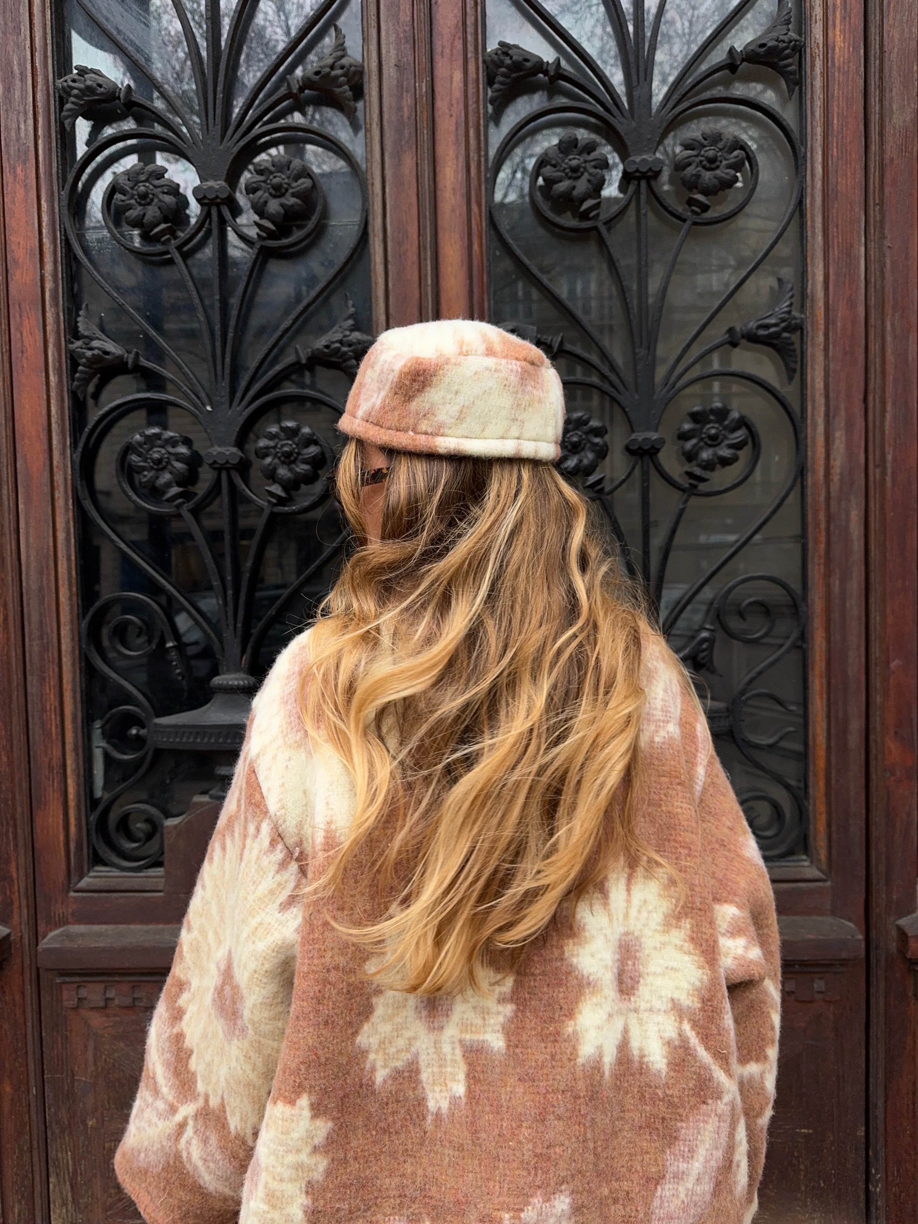 Chapeau upcyclé laine marron et crème à motifs vintage