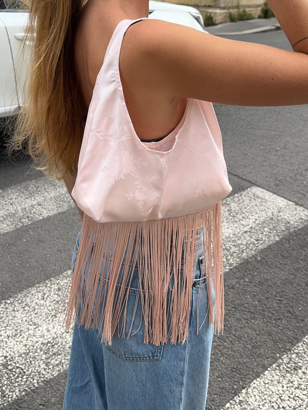 Sac upcyclé satiné rose pâle à motifs et franges vintage - petit