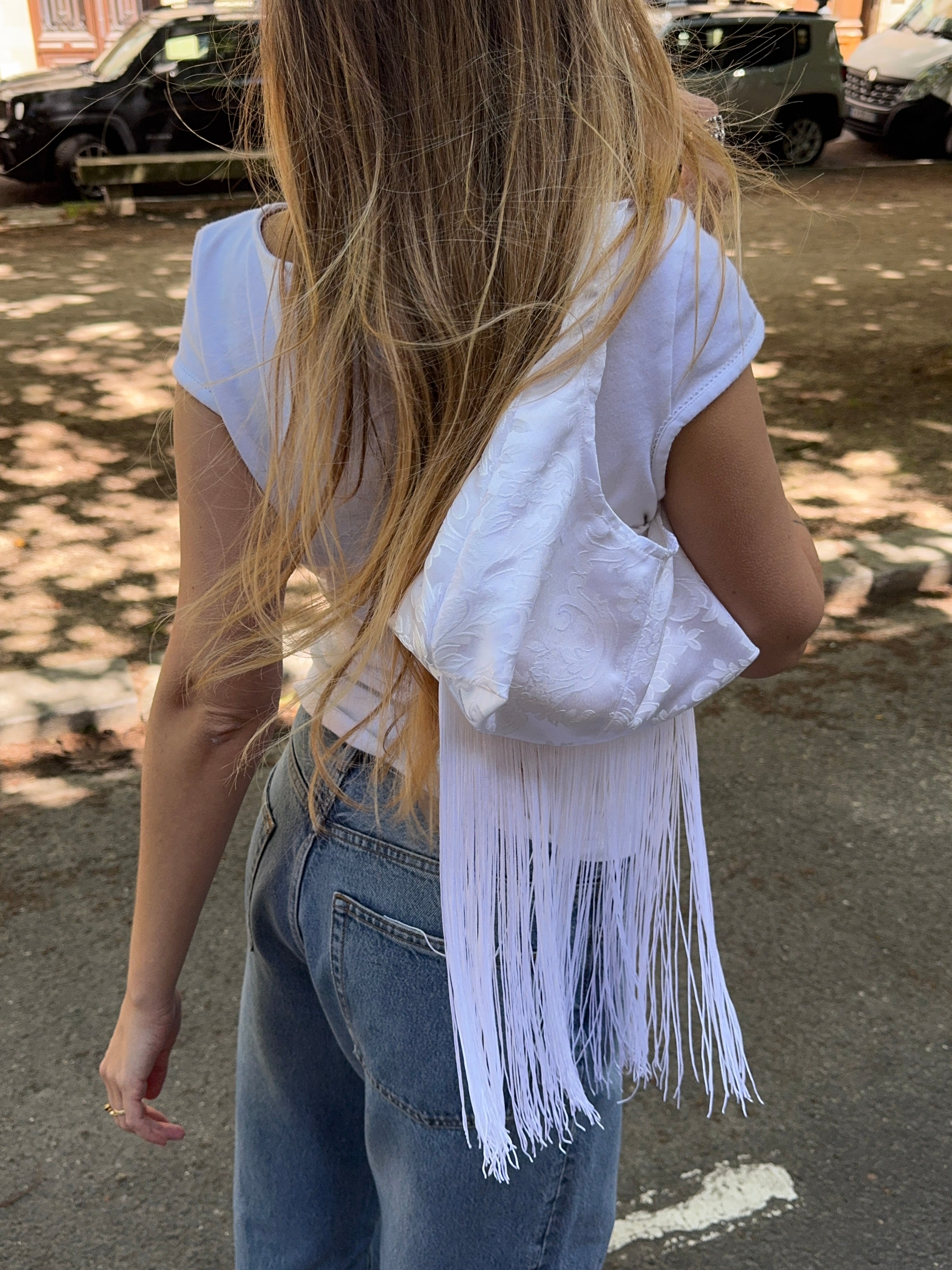 Sac upcyclé satiné blanc à motifs et franges vintage - petit