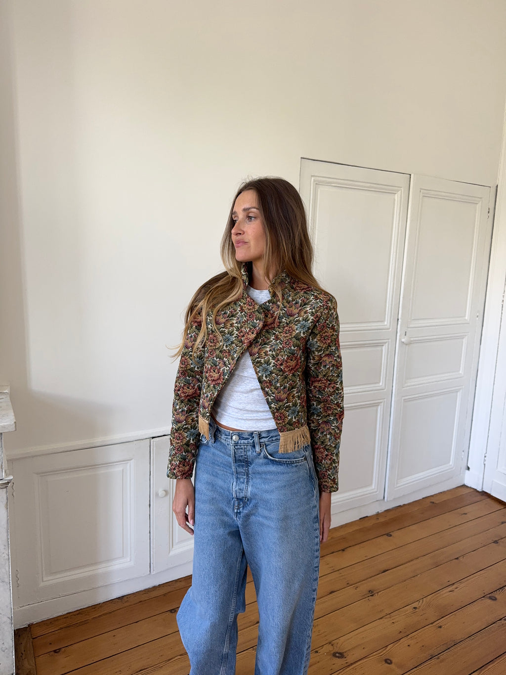 Veste courte upcyclée à fleurs et franges