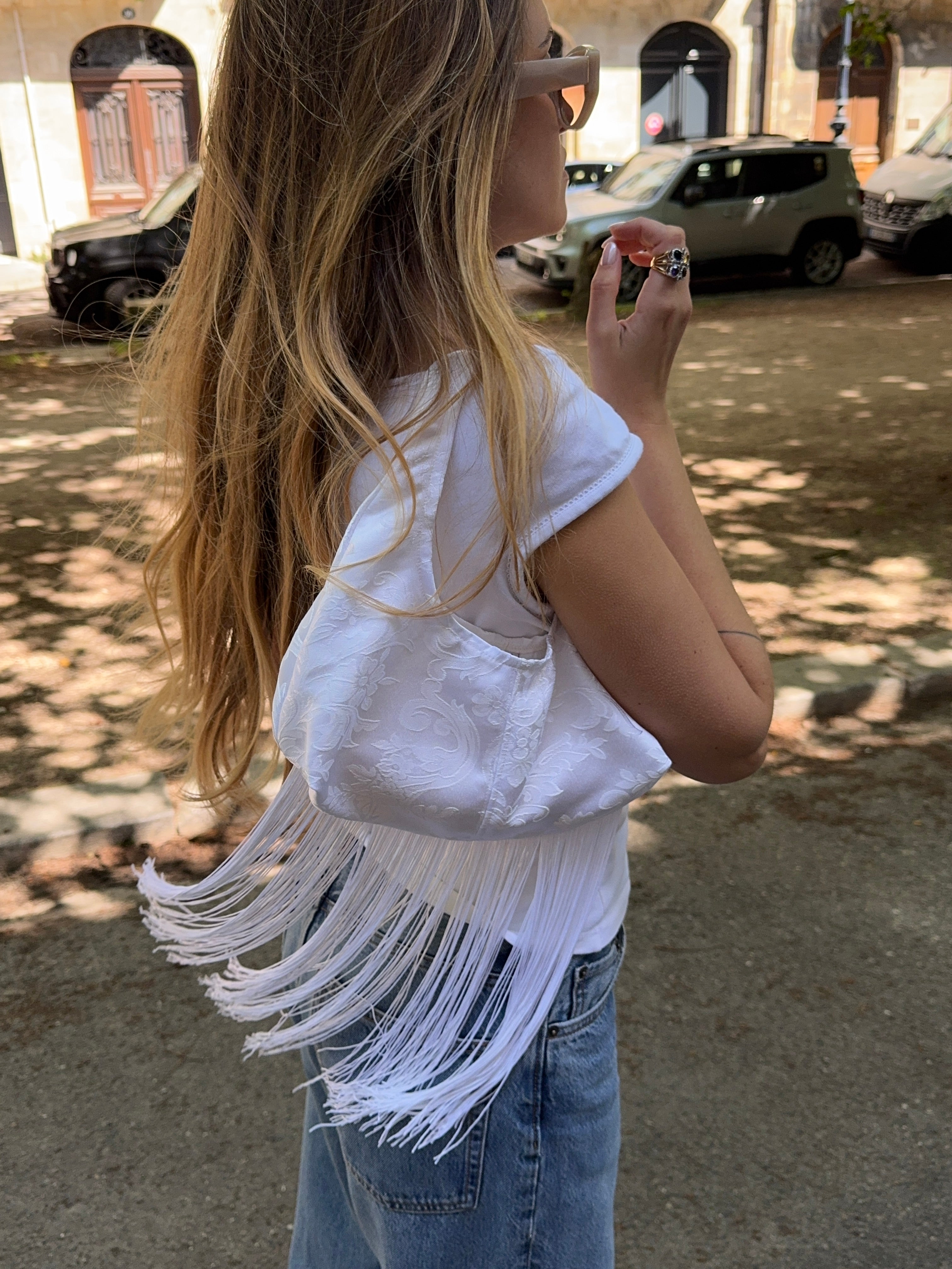 Sac upcyclé satiné blanc à motifs et franges vintage - petit