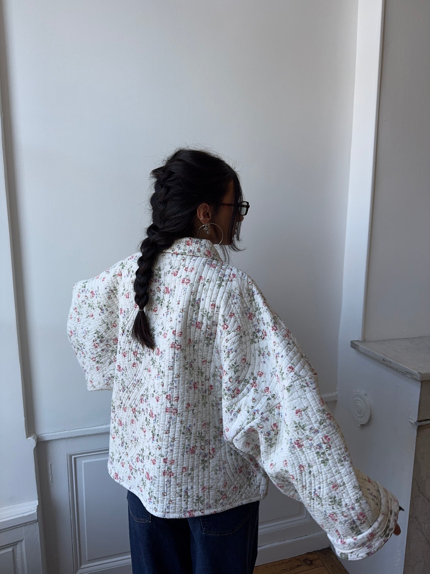 Veste upcyclée matelassée blanche à fleurs