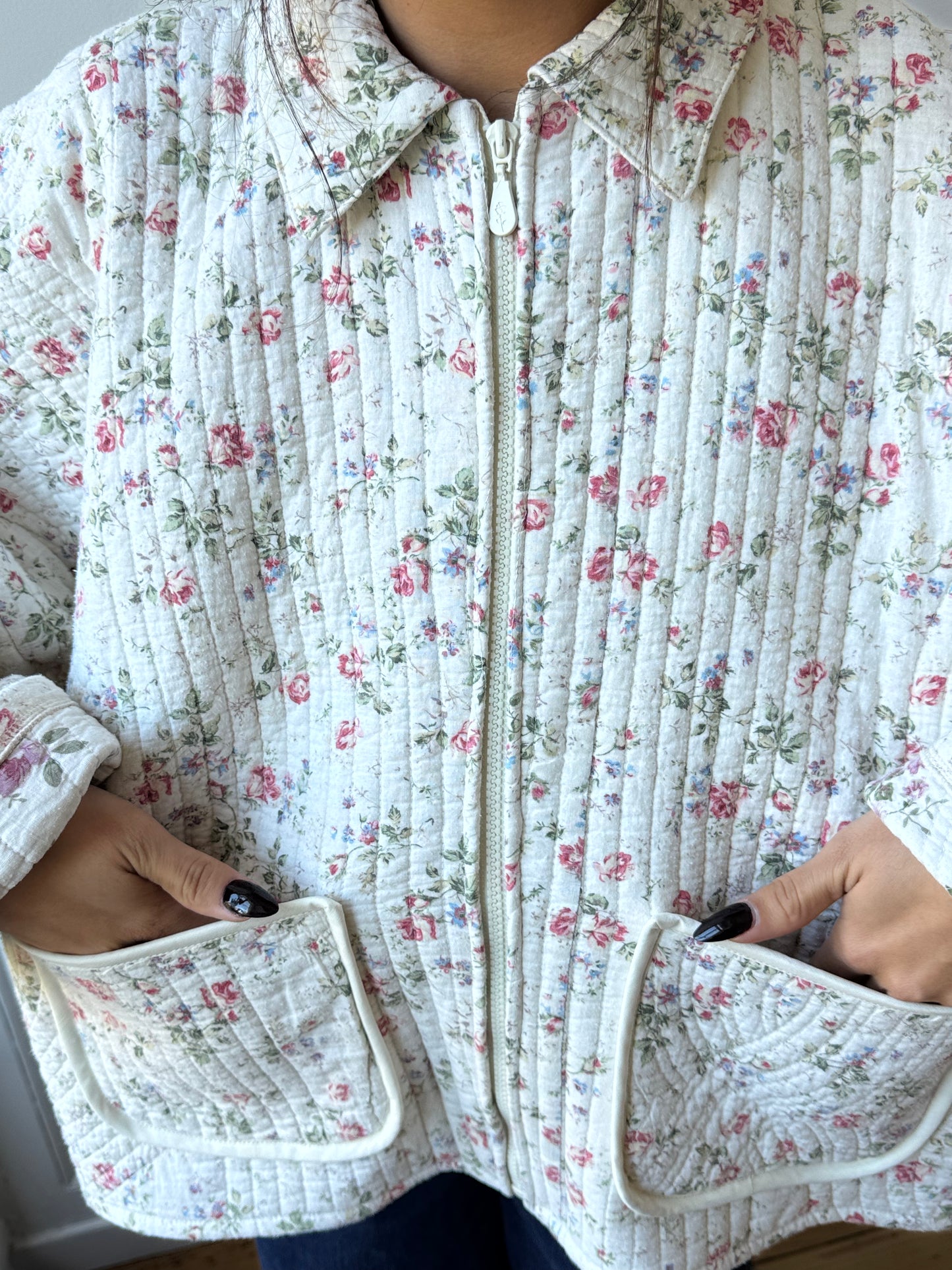Veste upcyclée matelassée blanche à fleurs