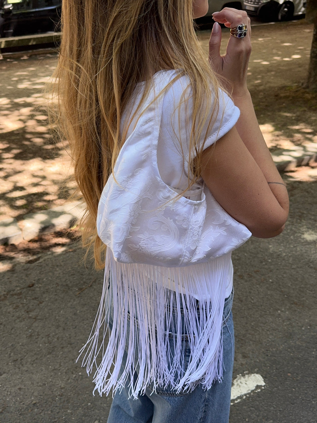 Sac upcyclé satiné blanc à motifs et franges vintage - petit