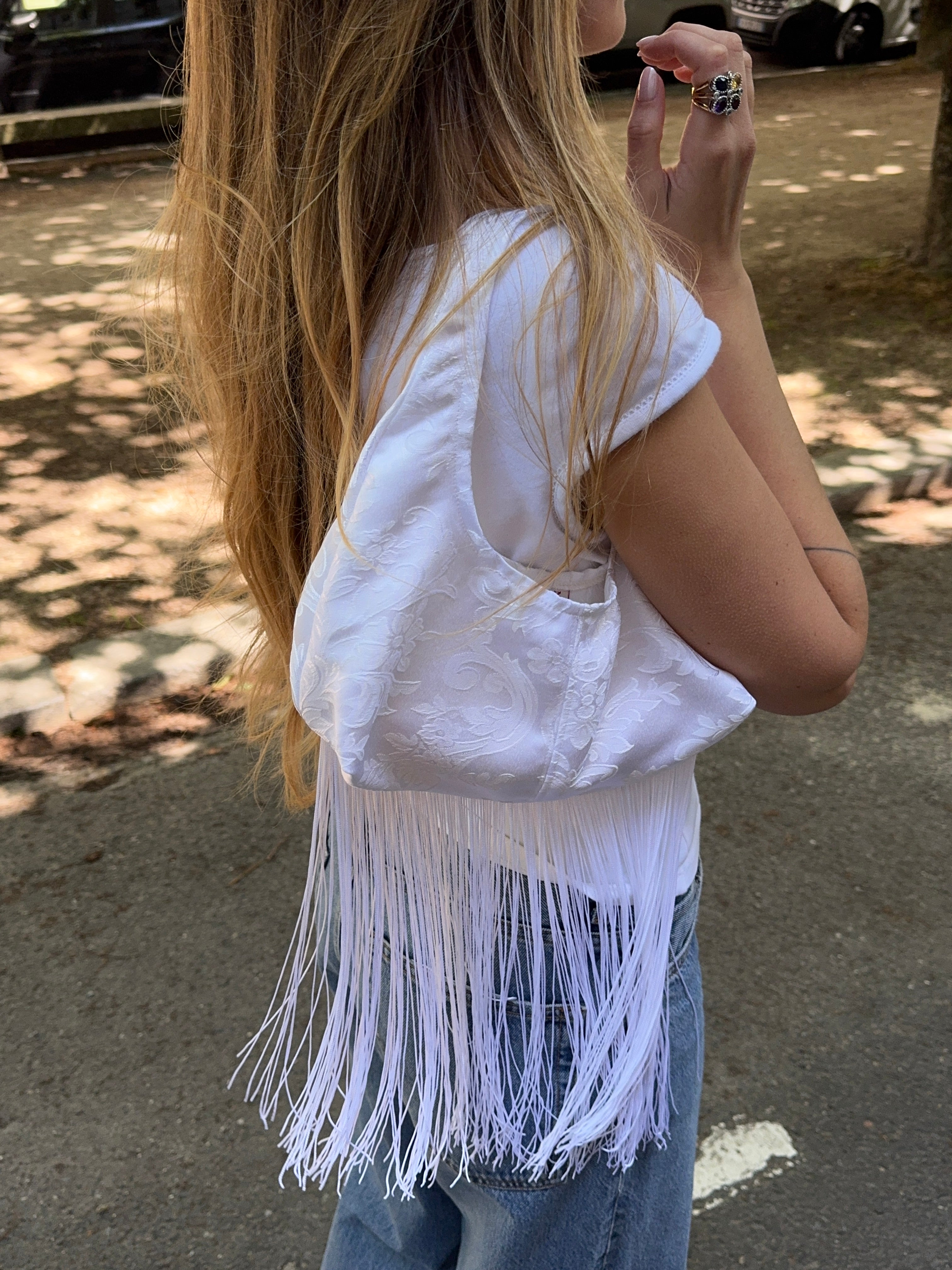 Sac upcyclé satiné blanc à motifs et franges vintage - petit