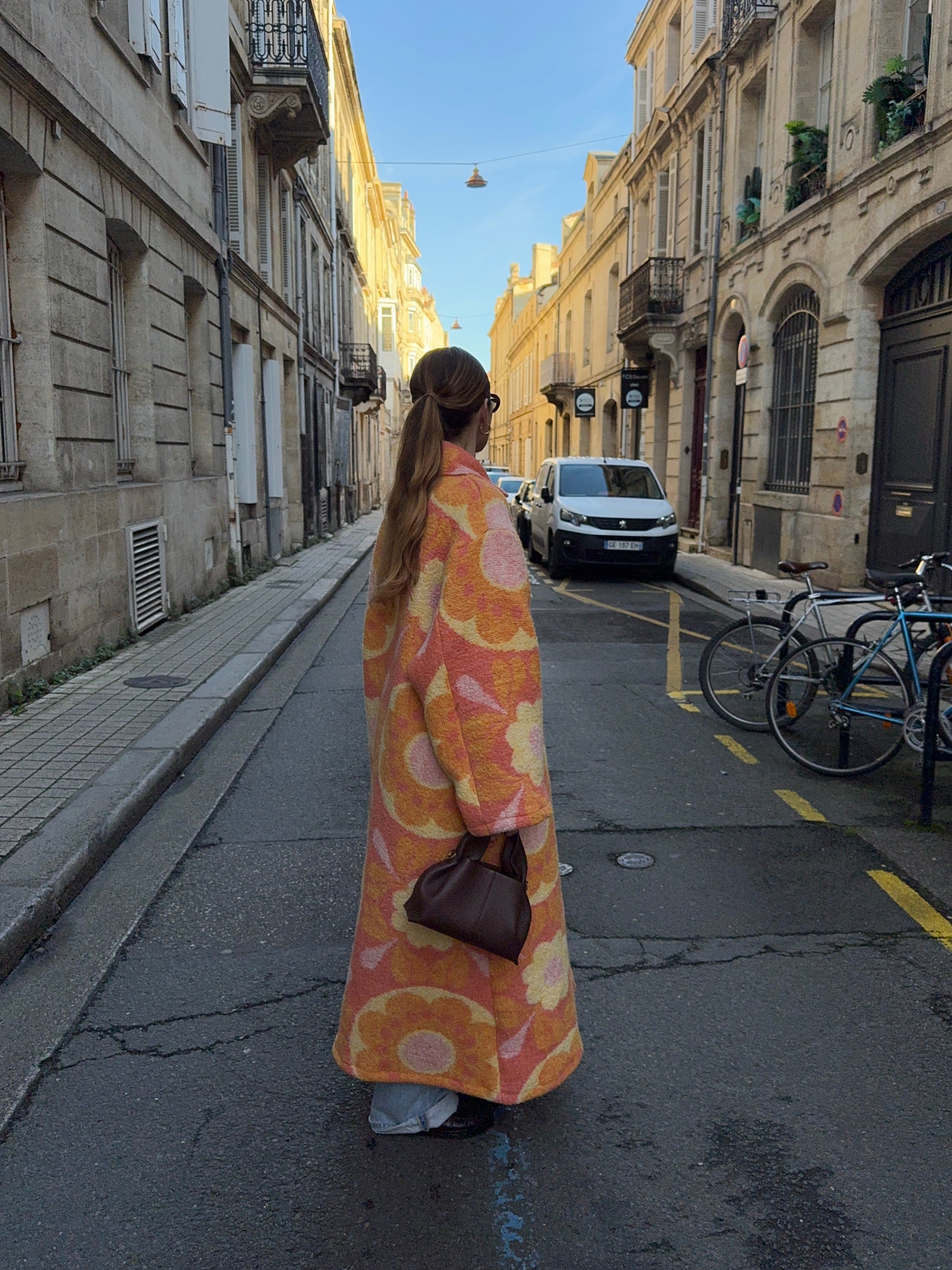 Manteau long upcyclé laine orange à fleurs vintage