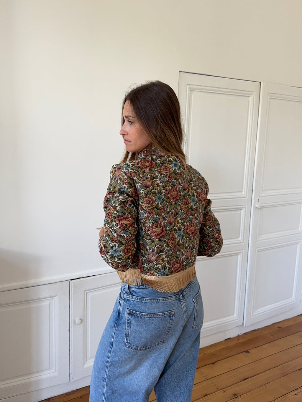 Veste courte upcyclée à fleurs et franges