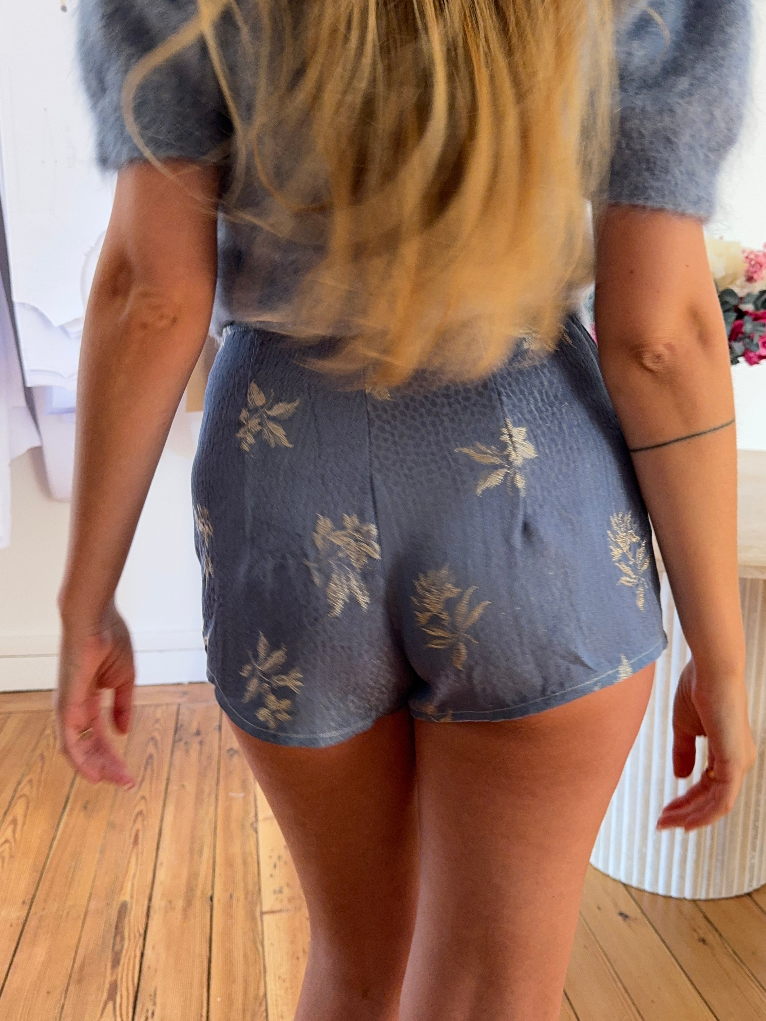 Short upcyclé bleu satiné à motifs vintage