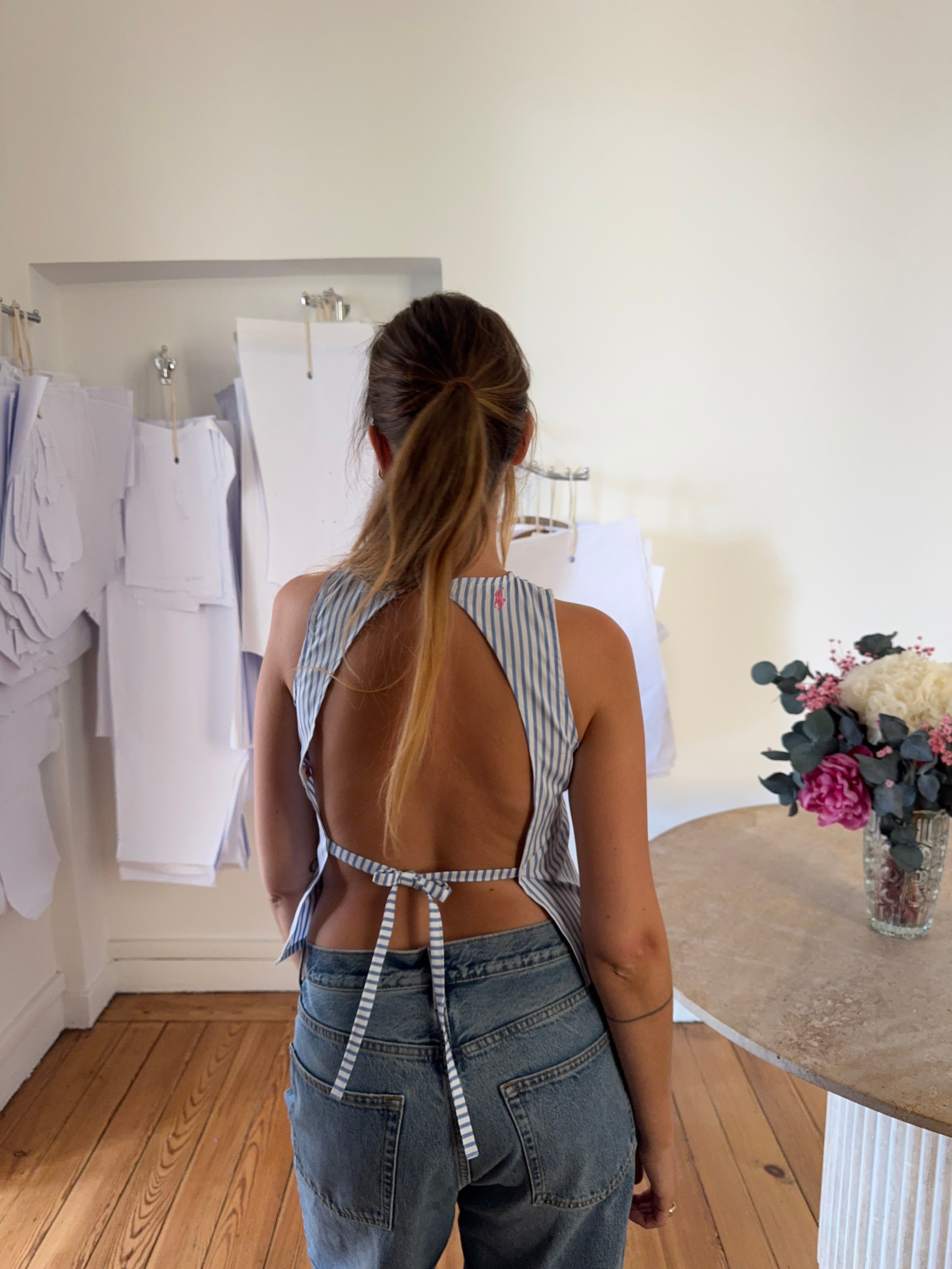 Top dos nu upcyclé à rayures bleues