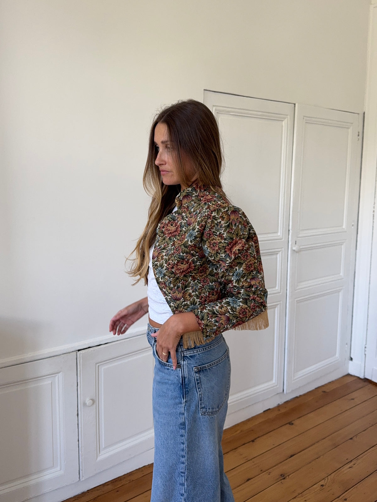 Veste courte upcyclée à fleurs et franges