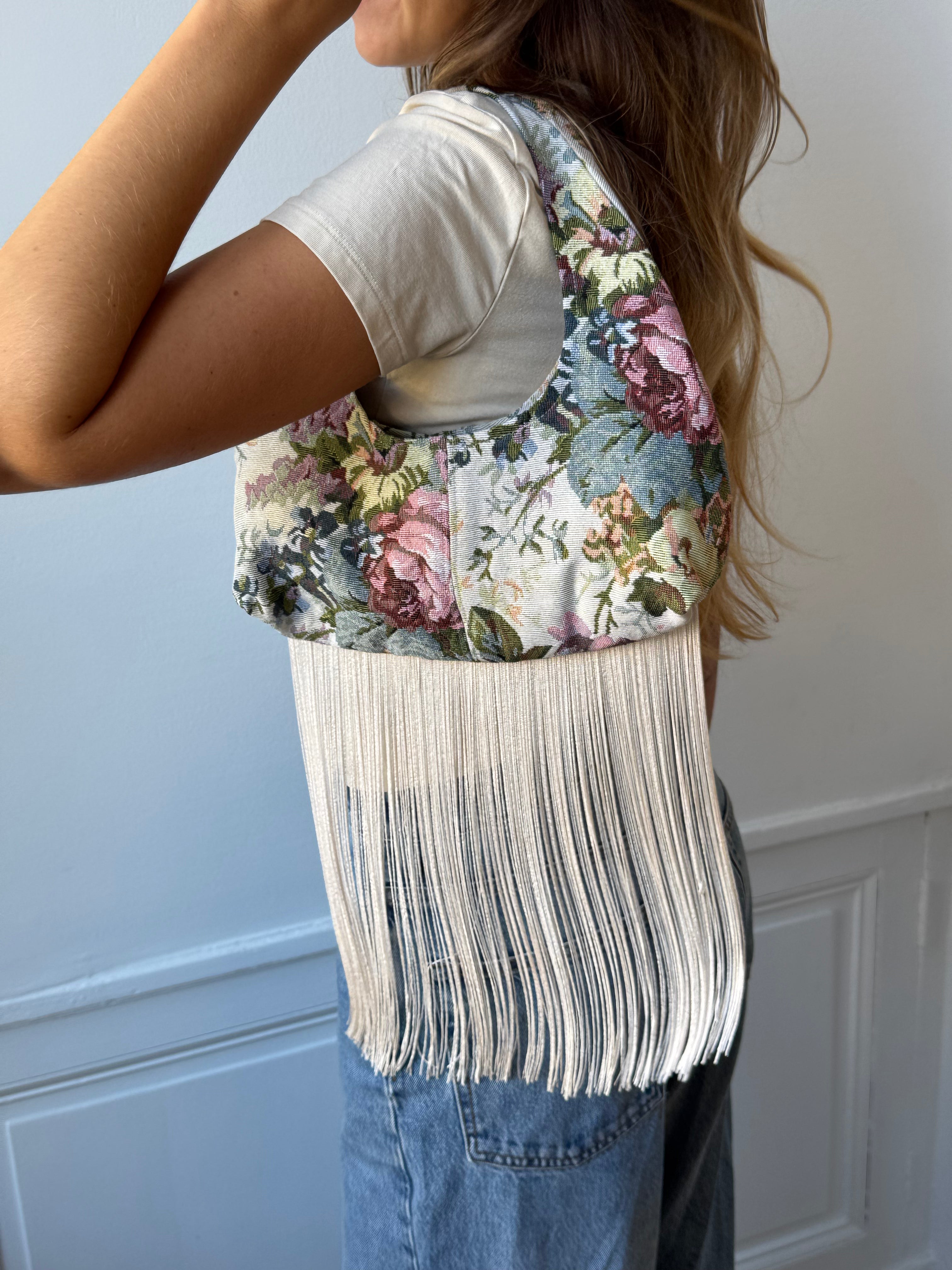 Sac upcyclé à fleurs et franges