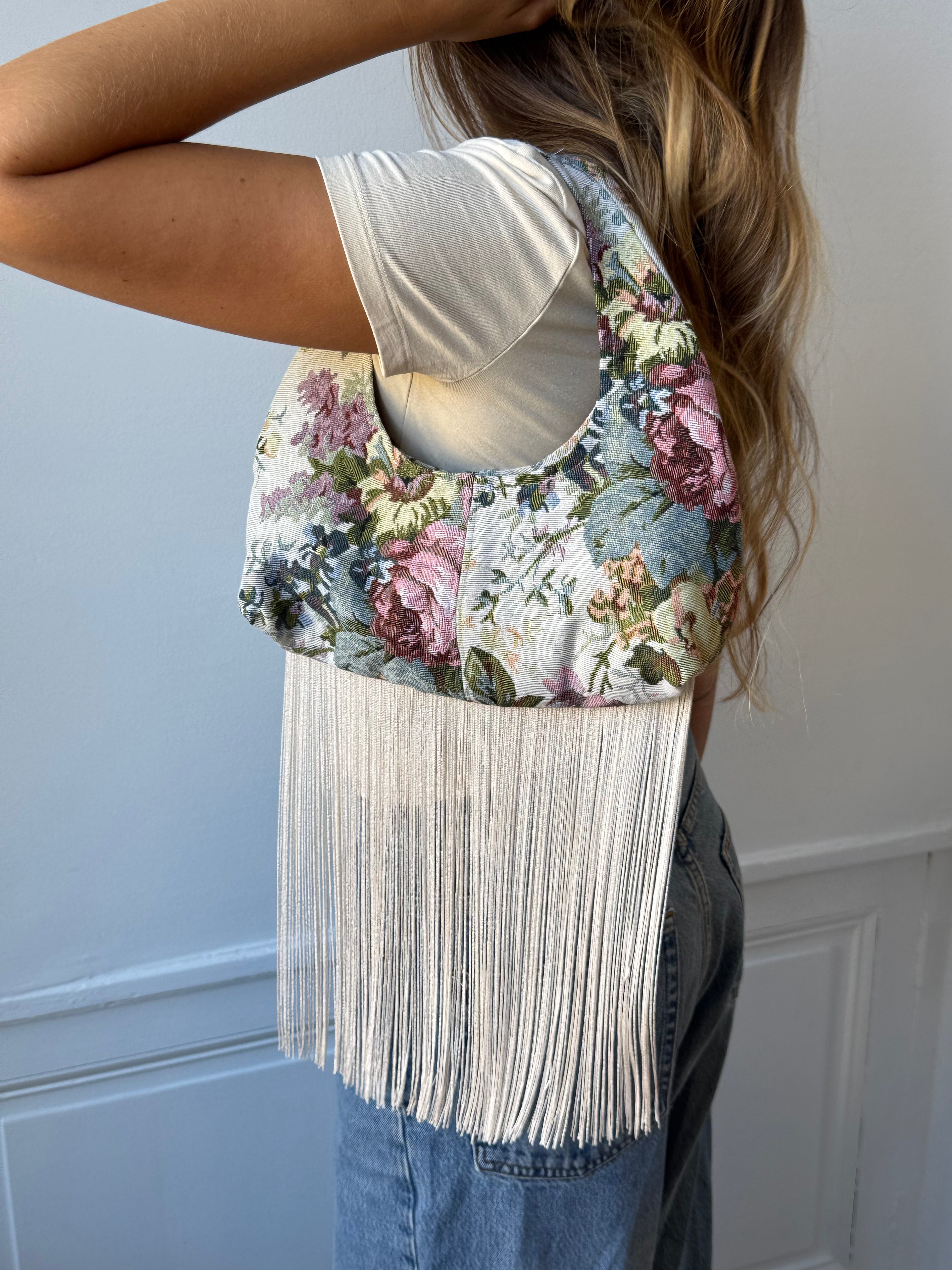 Sac upcyclé à fleurs et franges