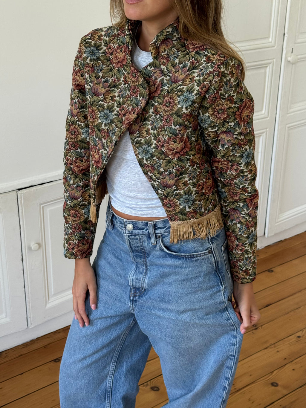 Veste courte upcyclée à fleurs et franges