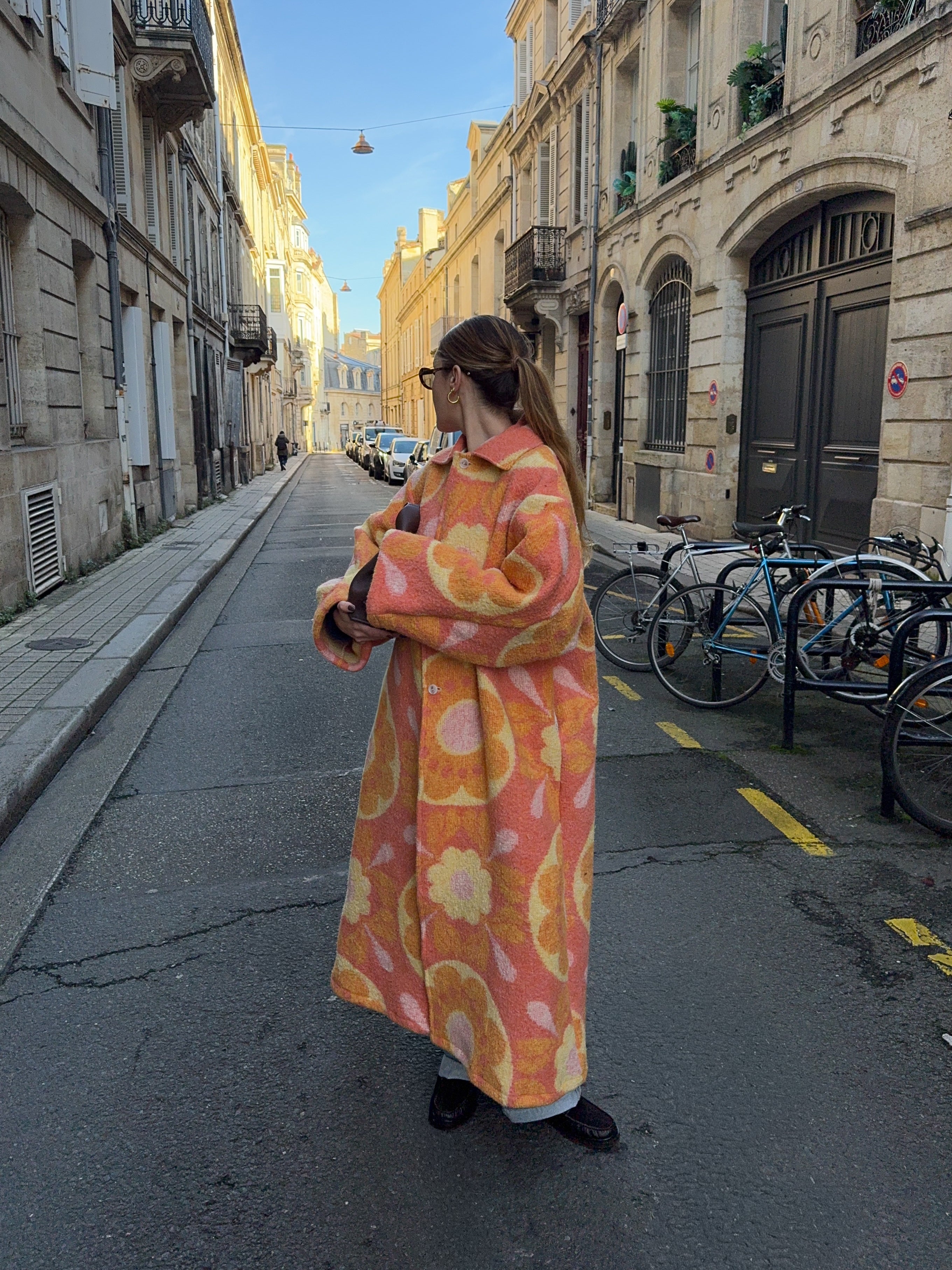 Manteau long upcyclé laine orange à fleurs vintage