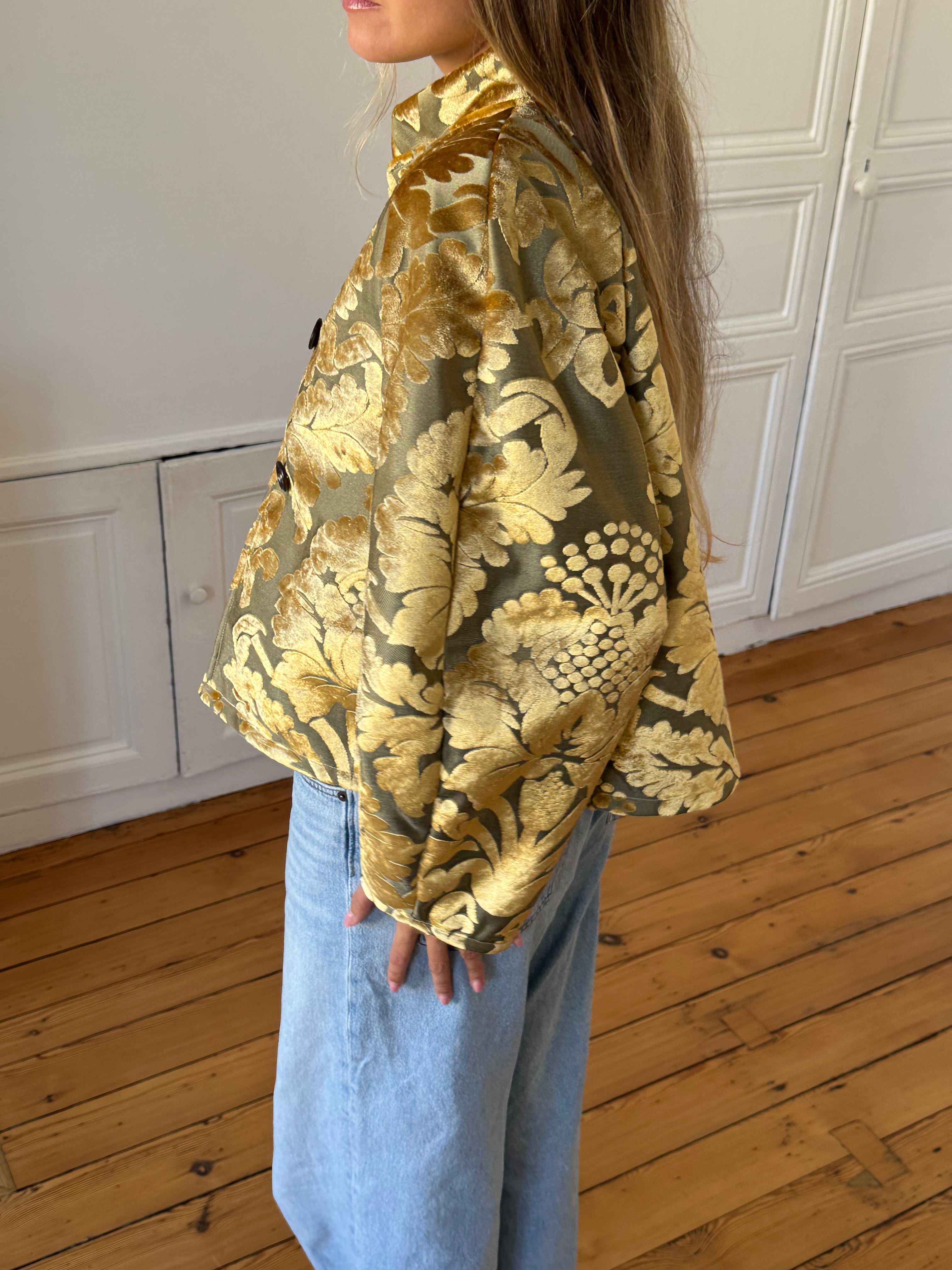 Veste upcyclée à motifs dorés - T1