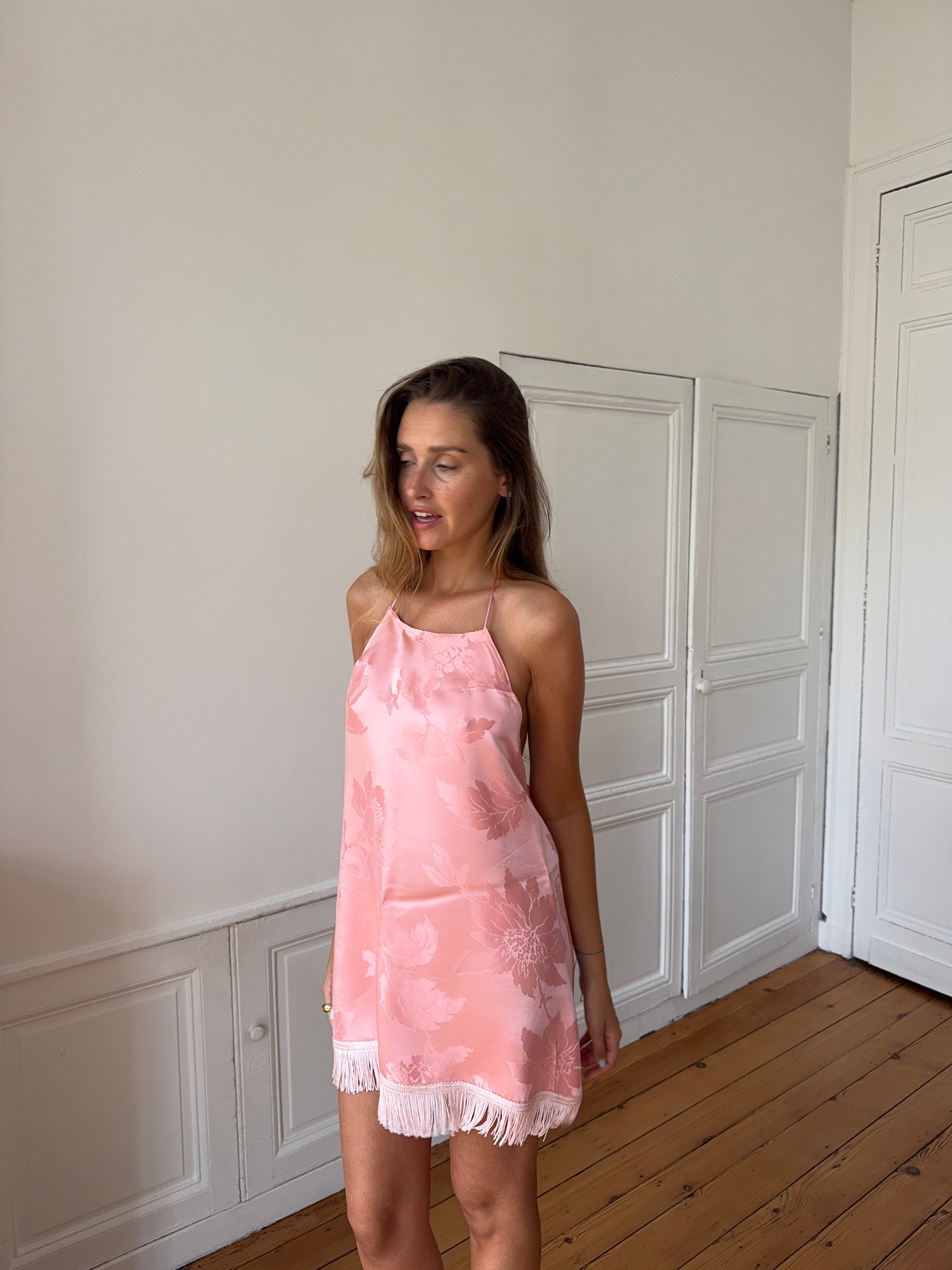 Robe dos nu upcyclée satinée rose et franges - XS/S