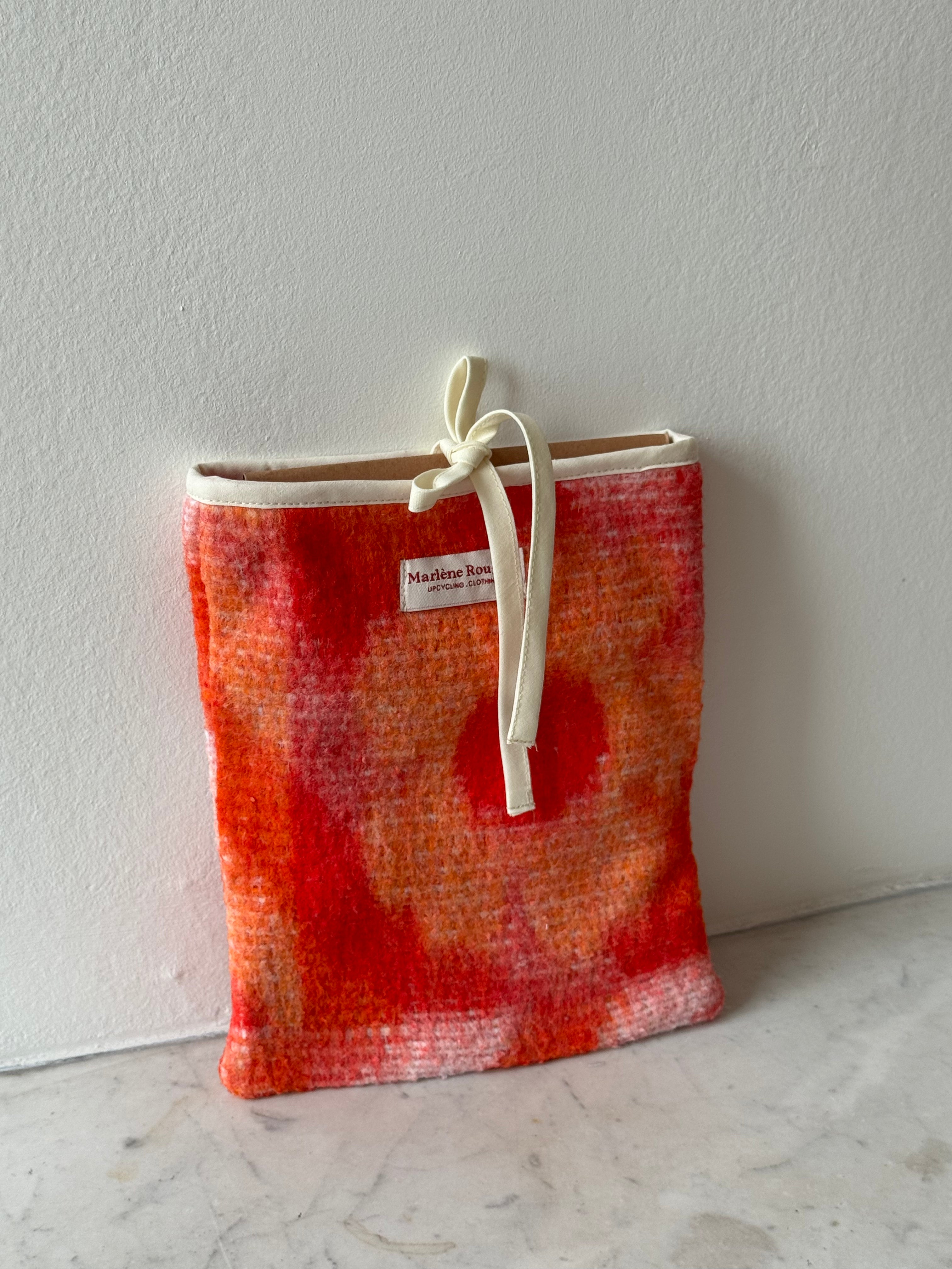 Pochette livre upcyclée laine vintage