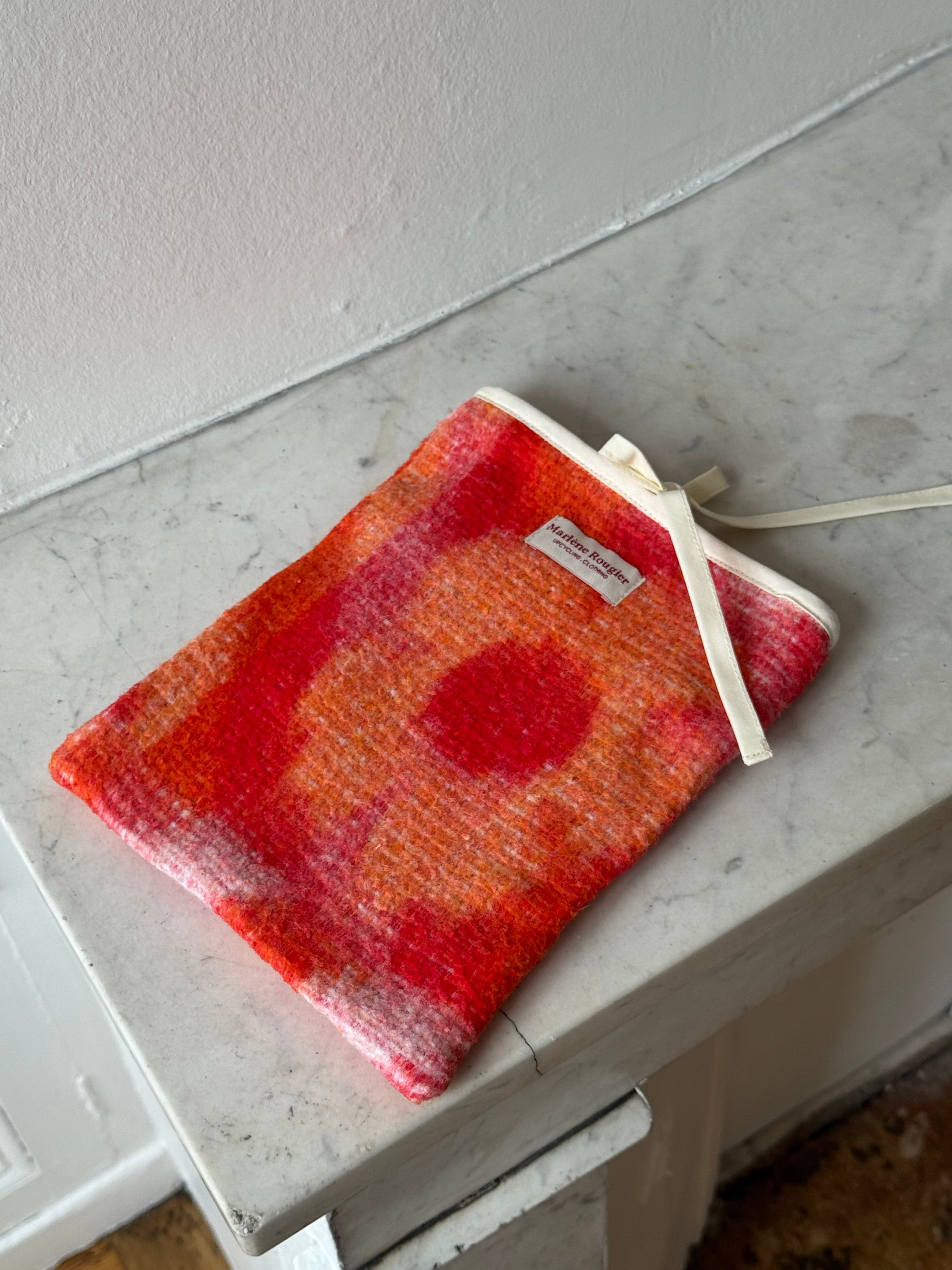 Pochette livre upcyclée laine vintage