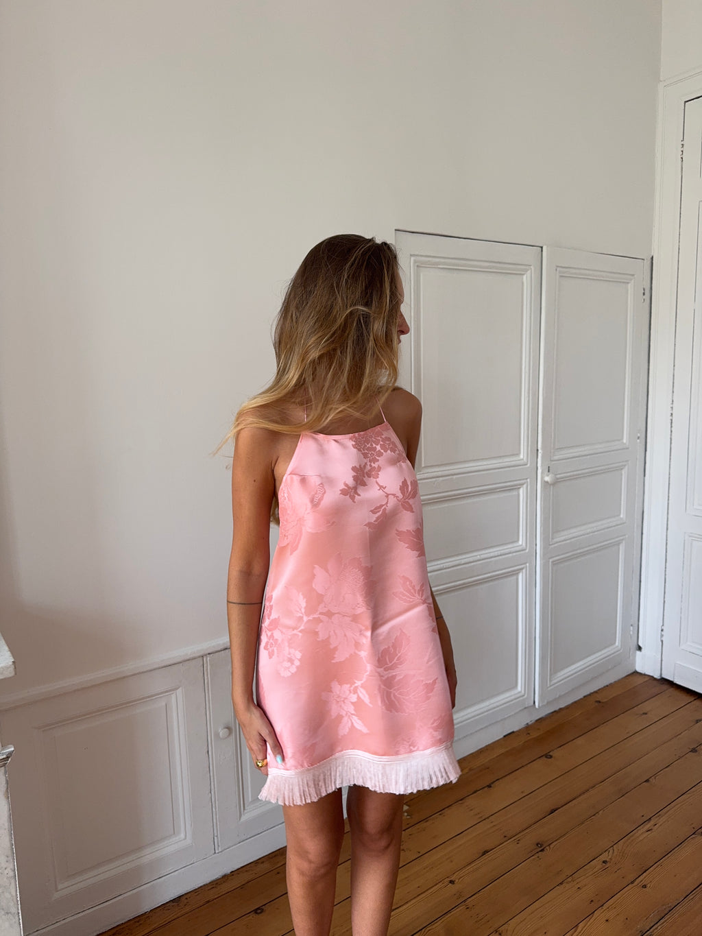 Robe dos nu upcyclée satinée rose et franges - XS/S