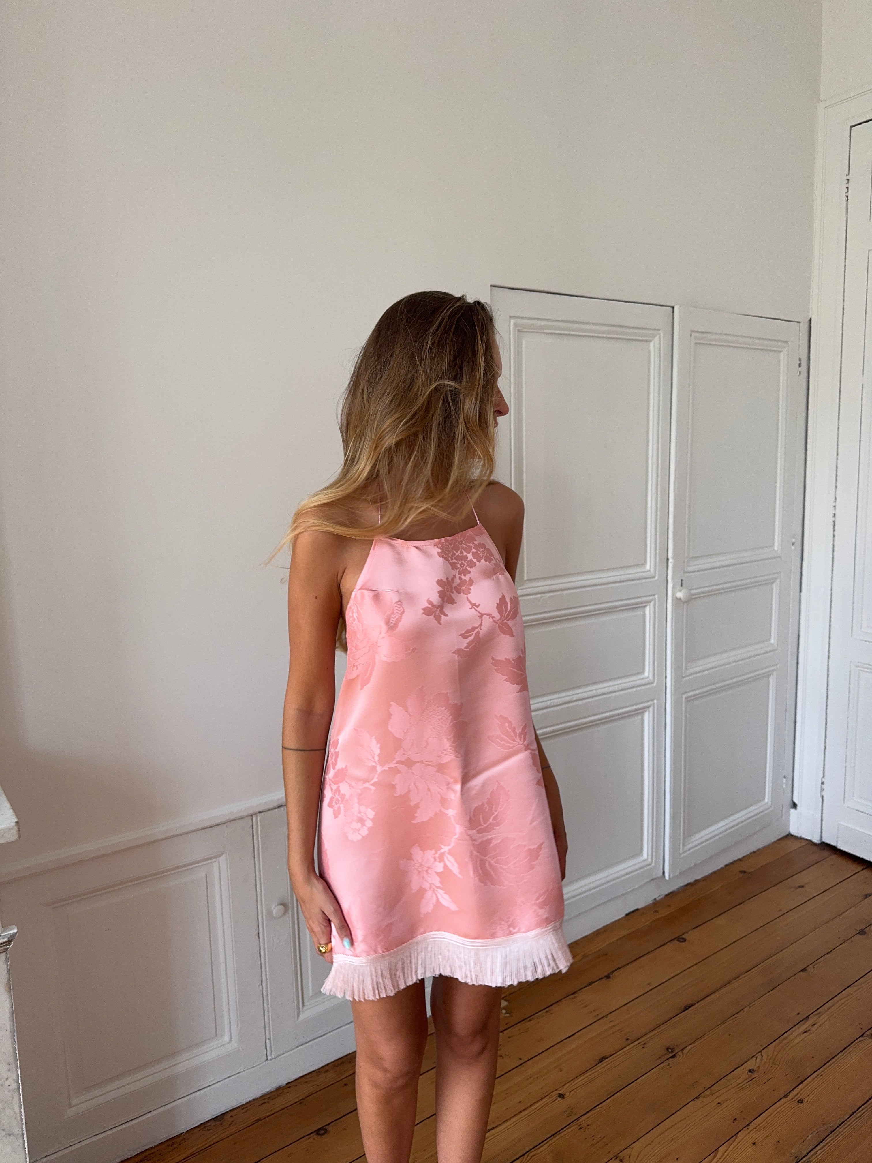 Robe dos nu upcyclée satinée rose et franges - XS/S