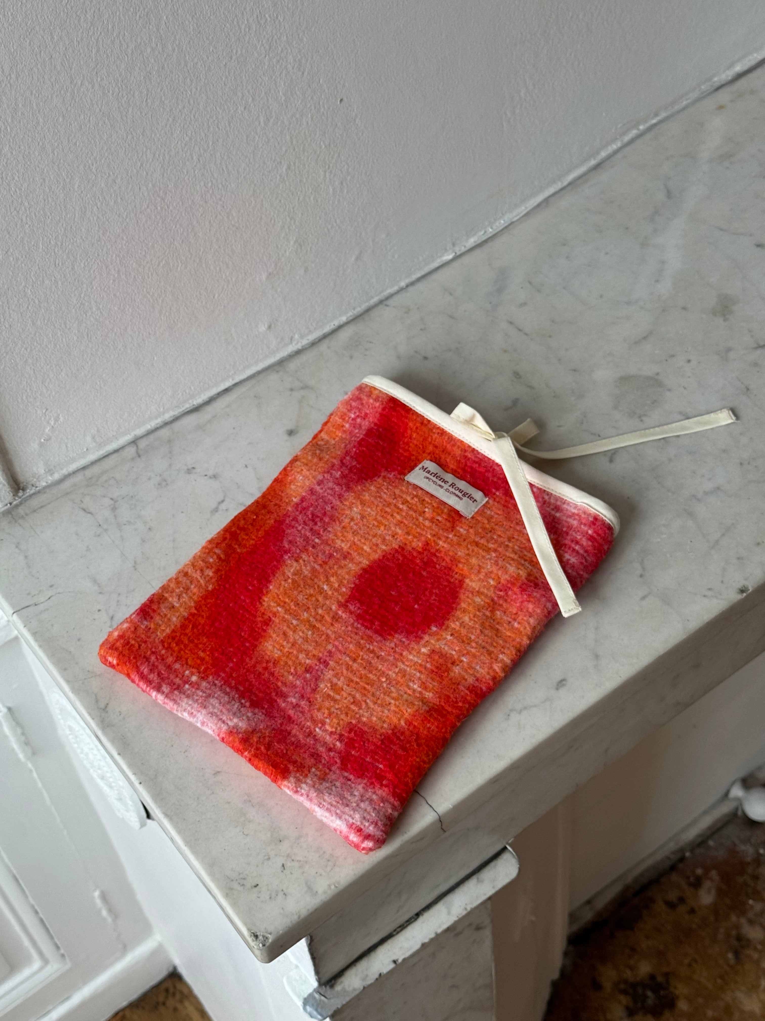 Pochette livre upcyclée laine vintage