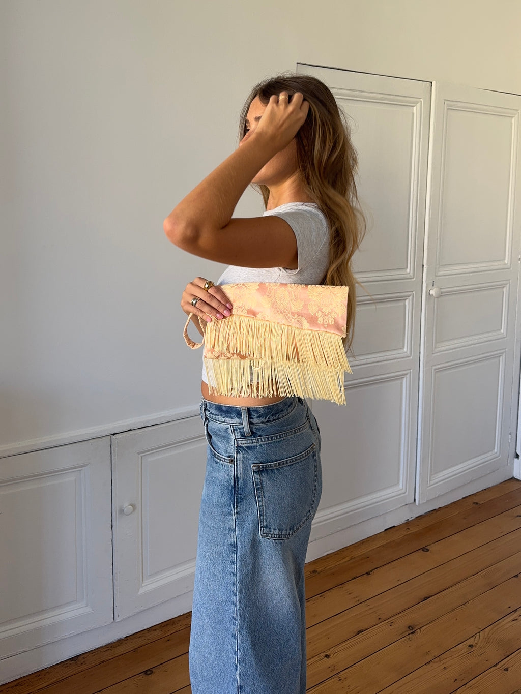 Pochette upcyclée rose pâle et franges