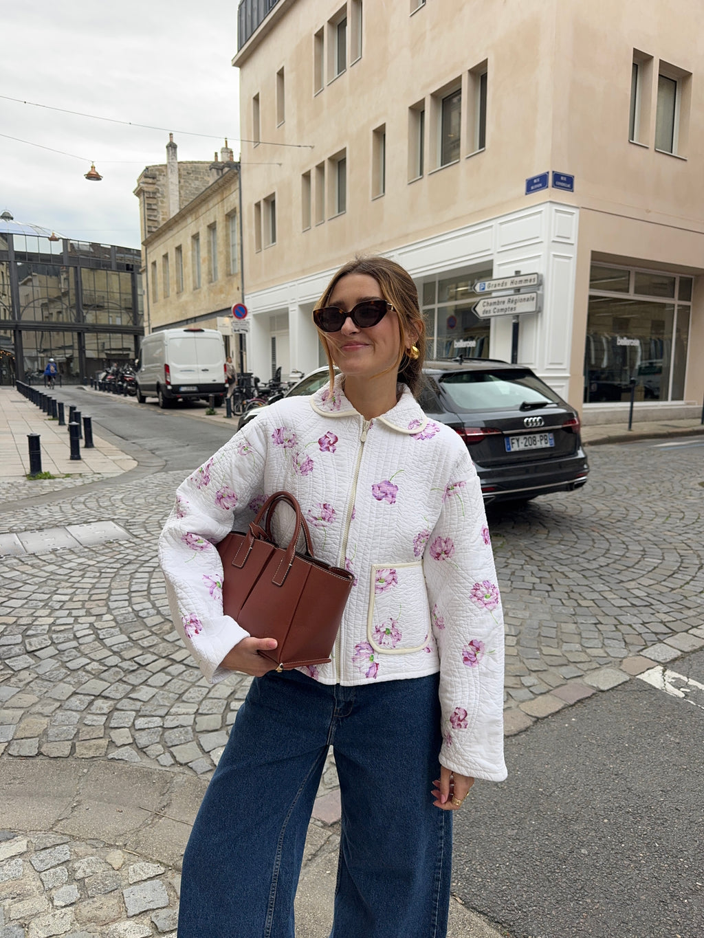 Veste upcyclée matelassée blanche à fleurs violettes