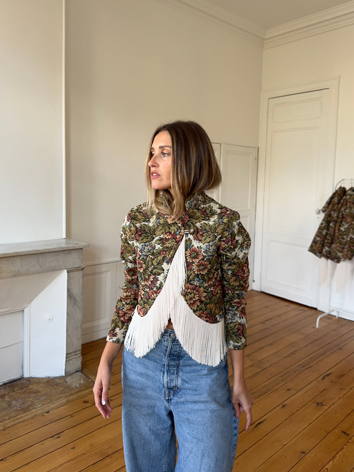 Veste courte upcyclée à fleurs et franges