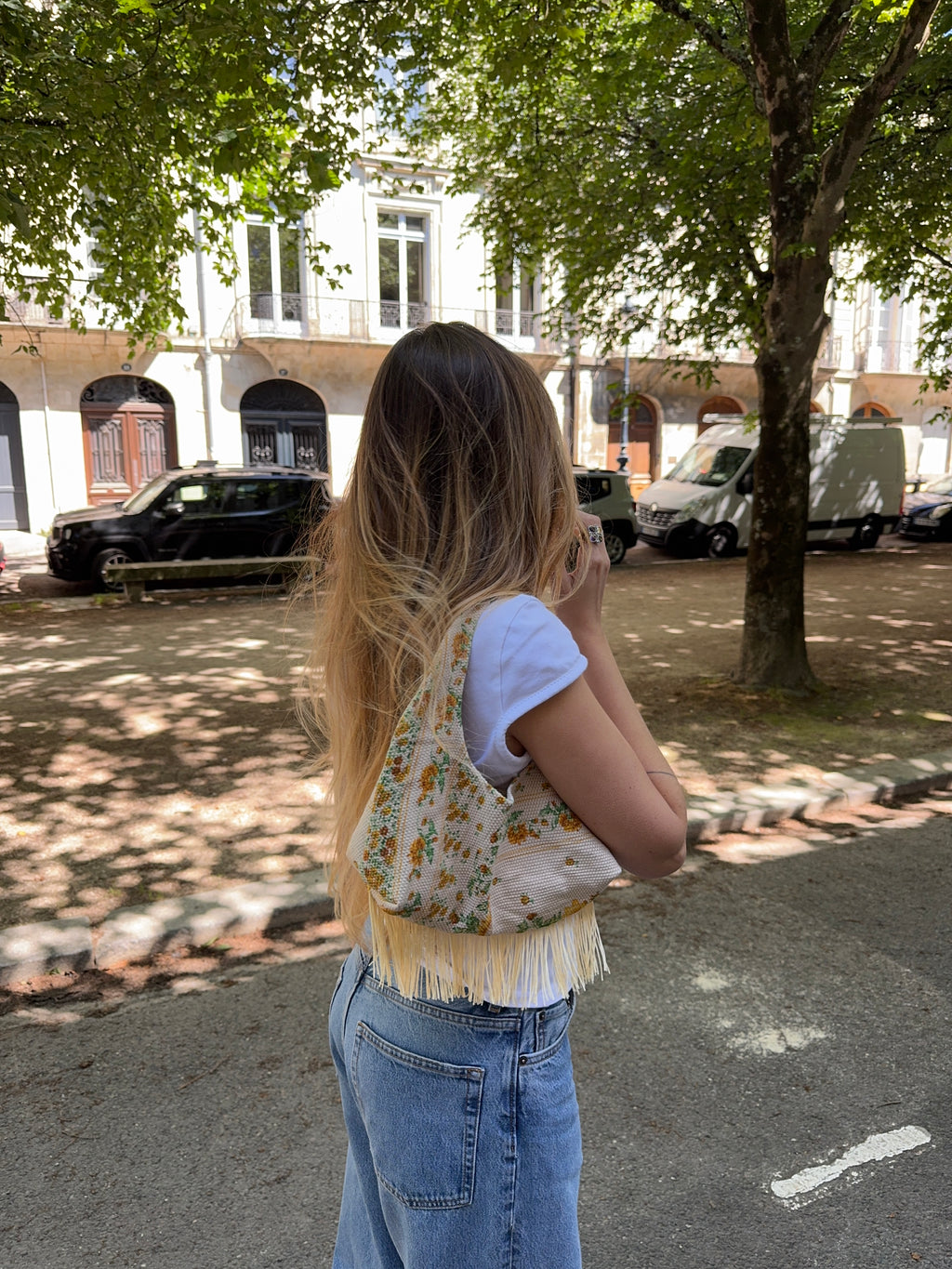 Sac upcyclé crème à fleurs et franges vintage - petit