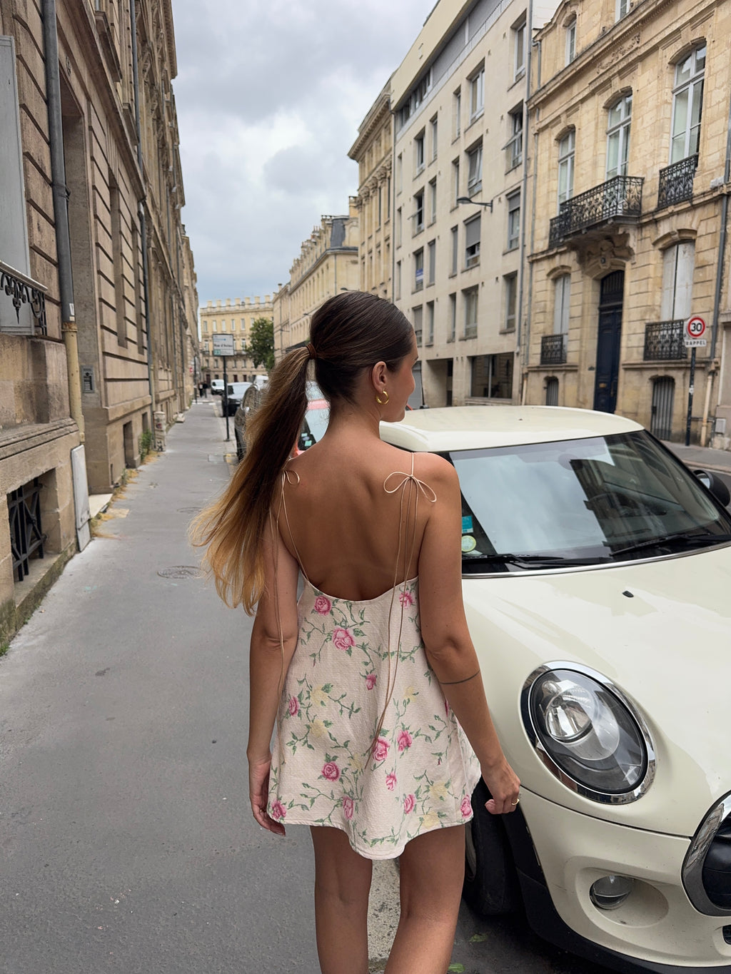 Robe dos nu upcyclée crème à fleurs vintage