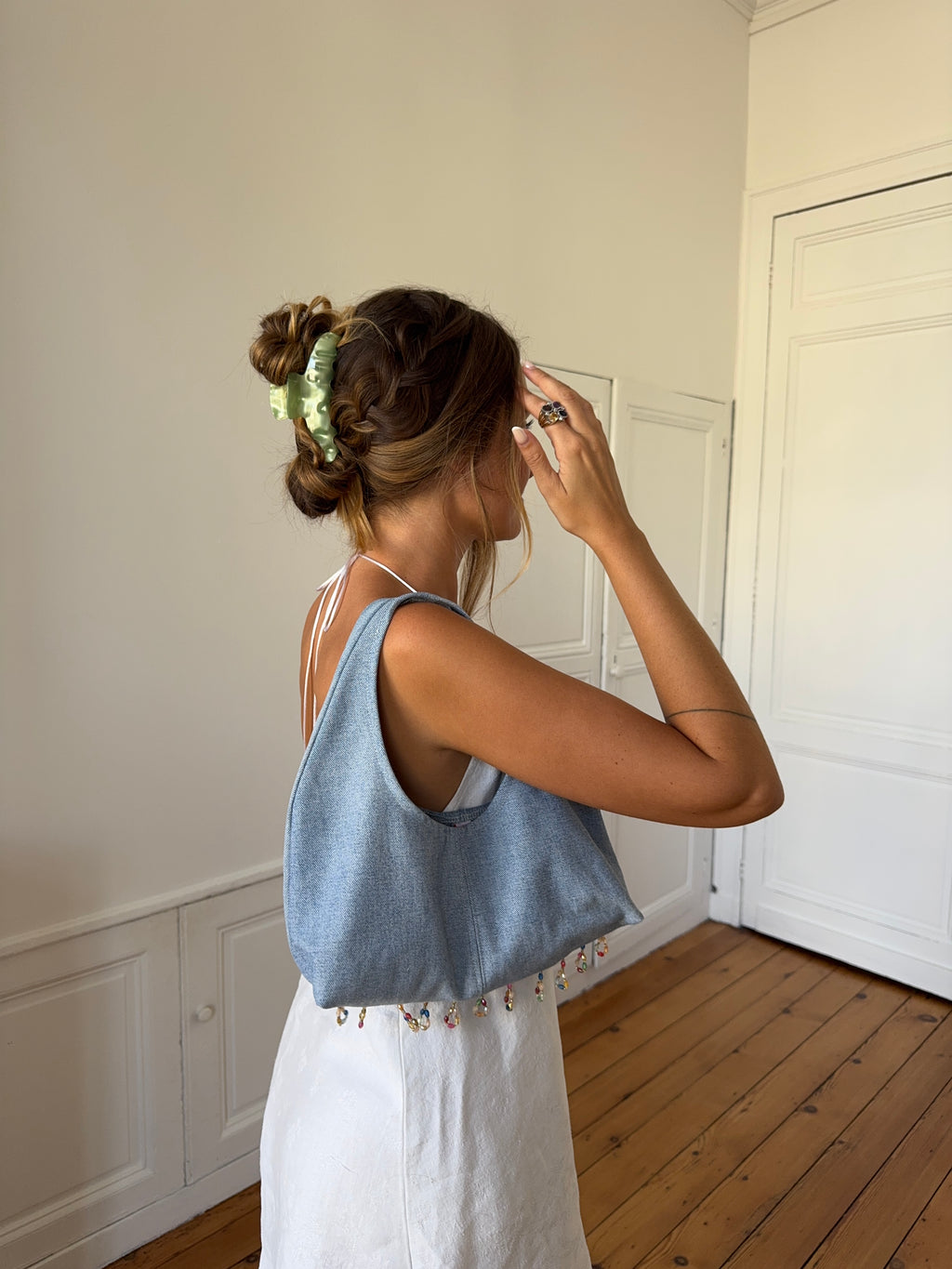 Sac upcyclé denim clair et perles
