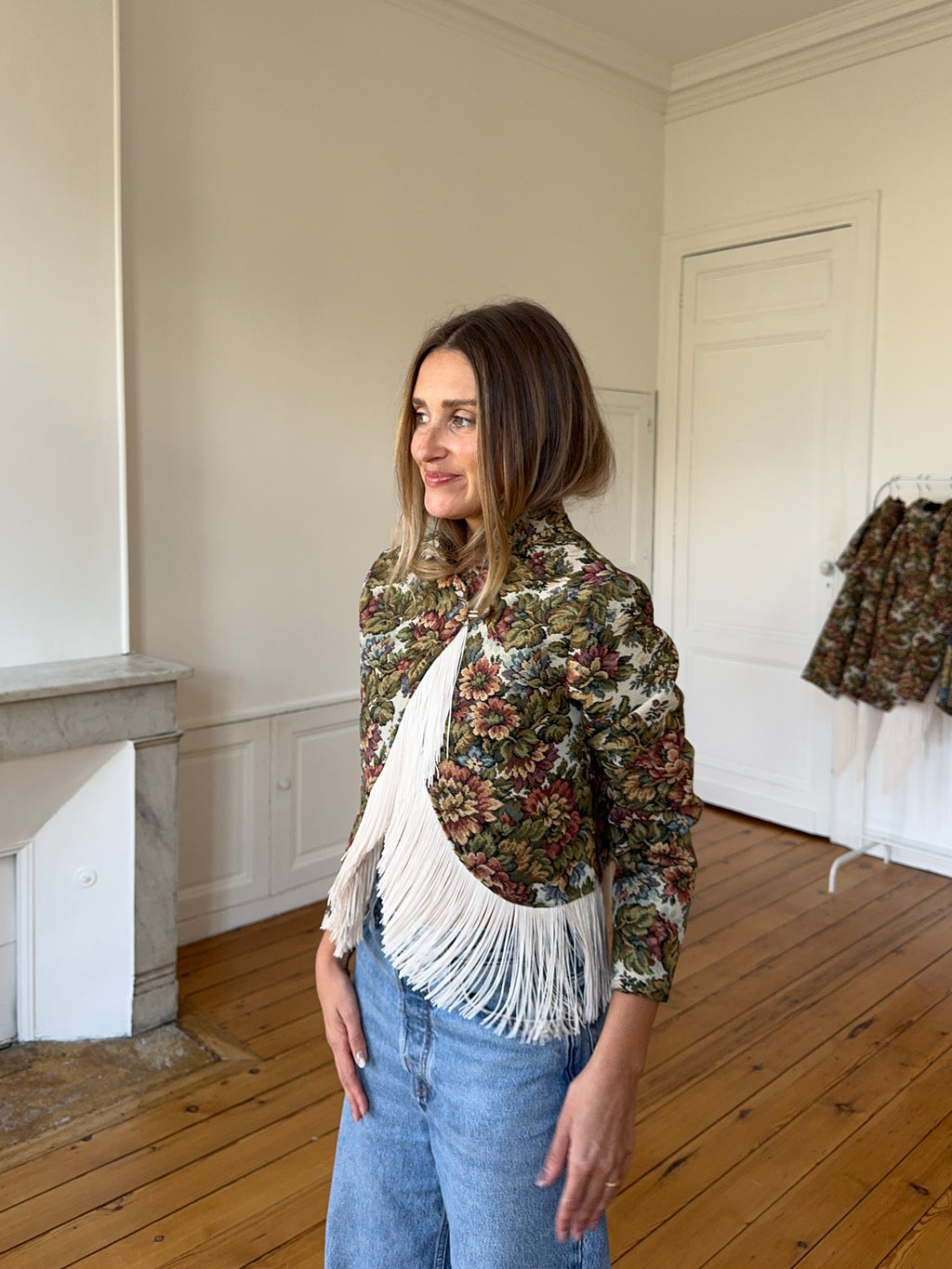 Veste courte upcyclée à fleurs et franges